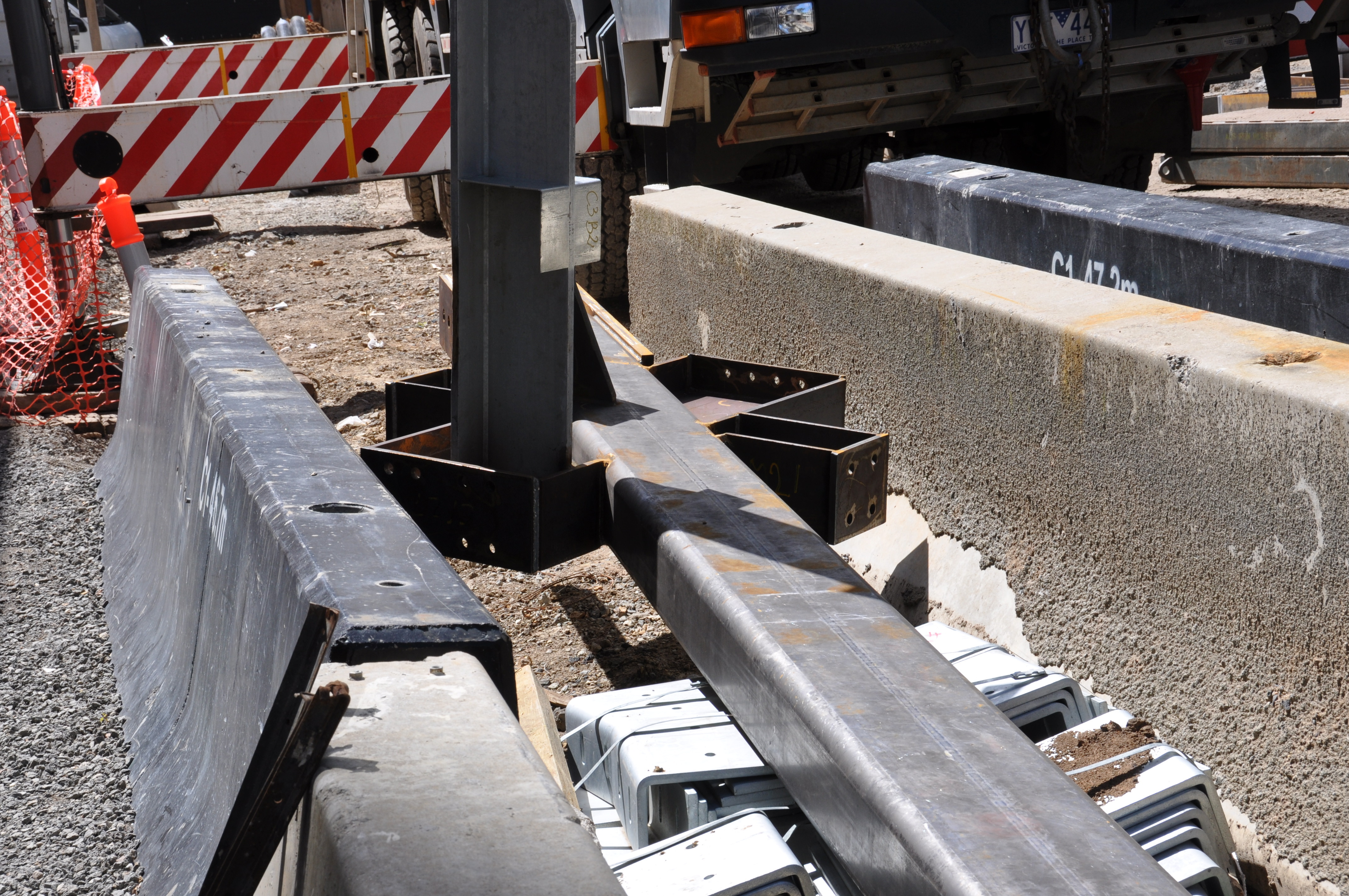 https://archive.abp.unimelb.edu.au/objects/images/Construction/Images/Structural steel/Cantilever/Footings and fabrication & delivery/DSC_4117.JPG