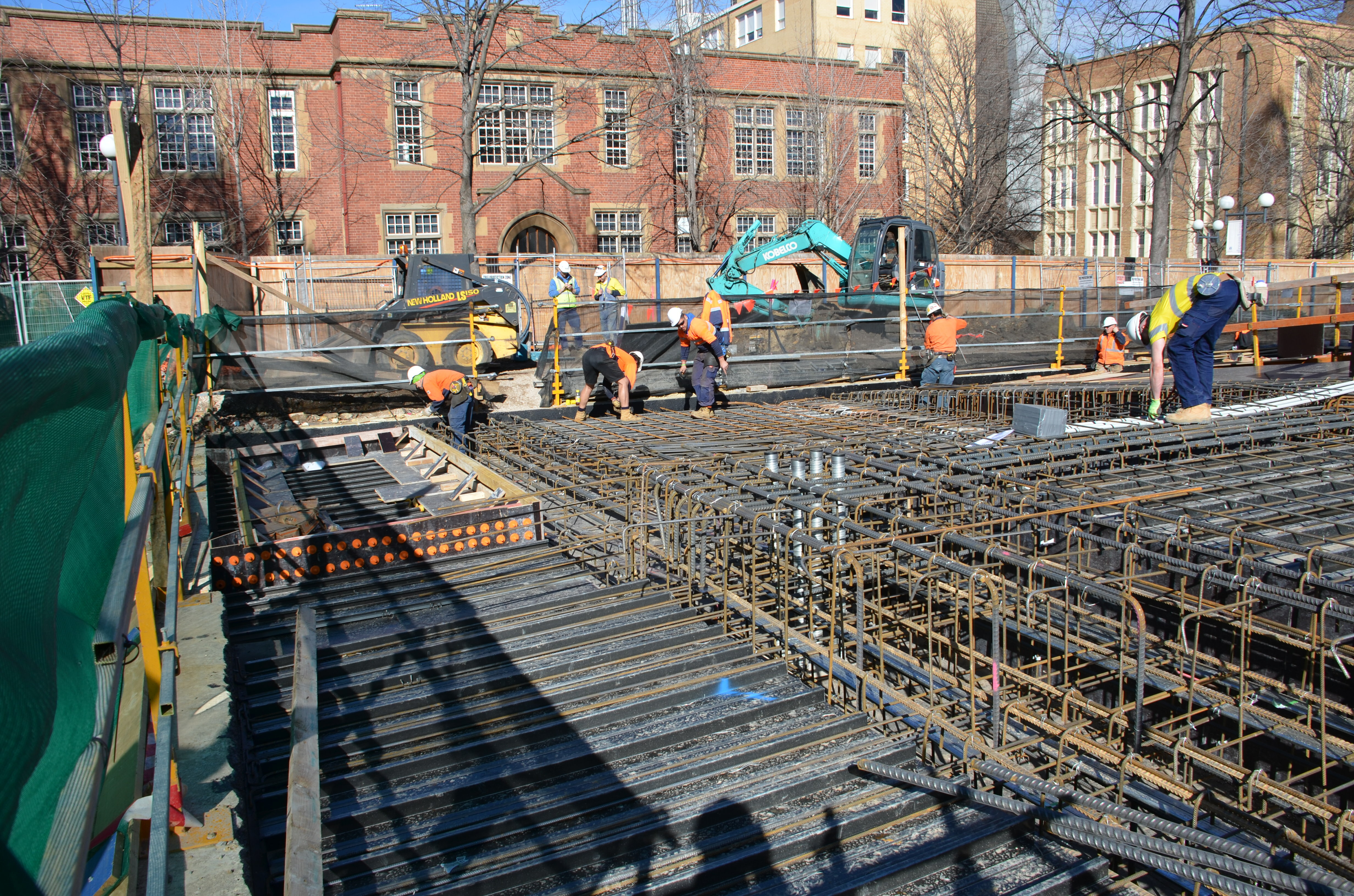 https://archive.abp.unimelb.edu.au/objects/images/Construction/Images/Concrete suspended slabs and beams/Ground level & formwork/DSC_1166.JPG