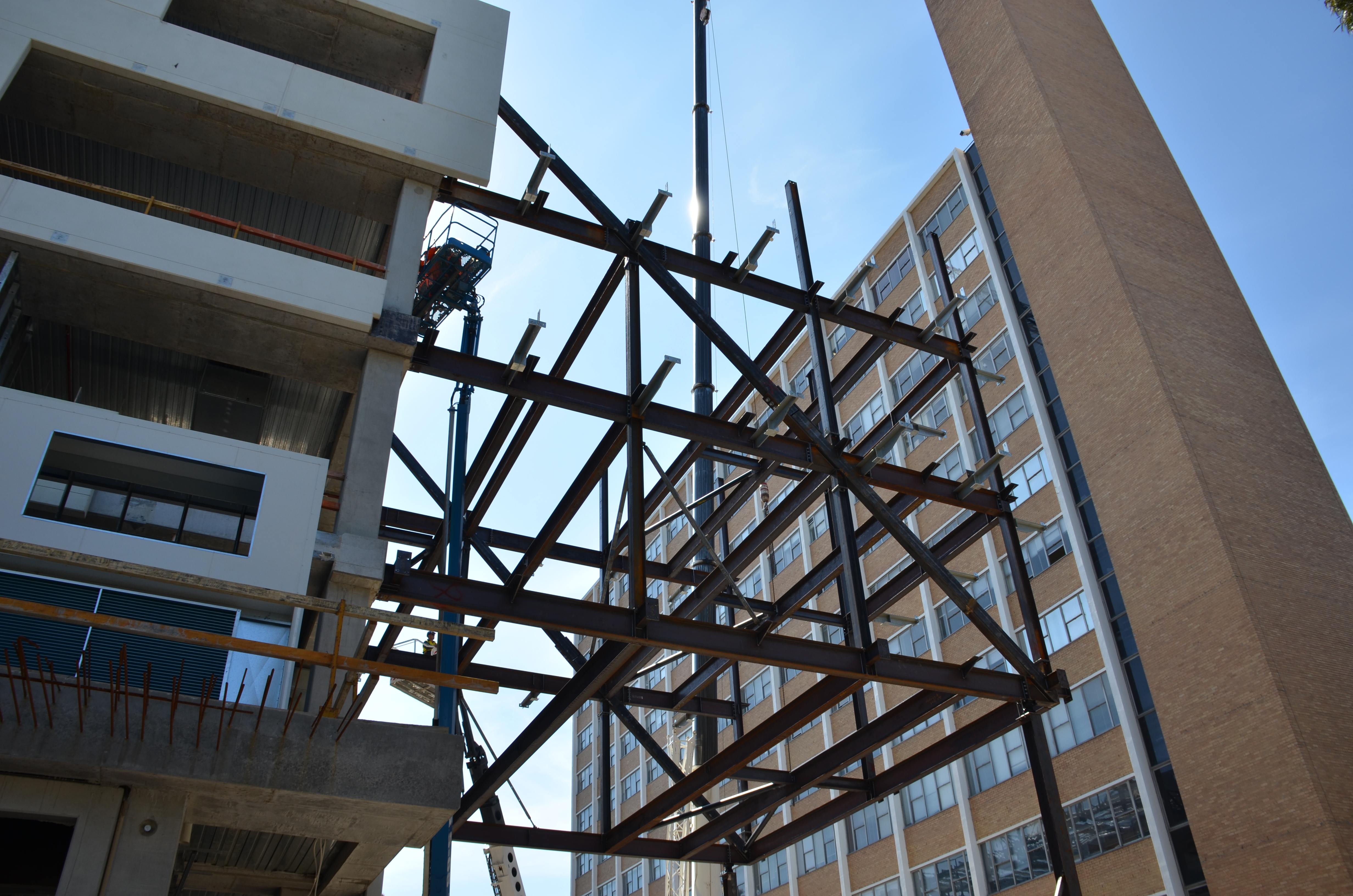 https://archive.abp.unimelb.edu.au/objects/images/Construction/Images/Structural steel/Cantilever/Erection/DSC_4280.JPG