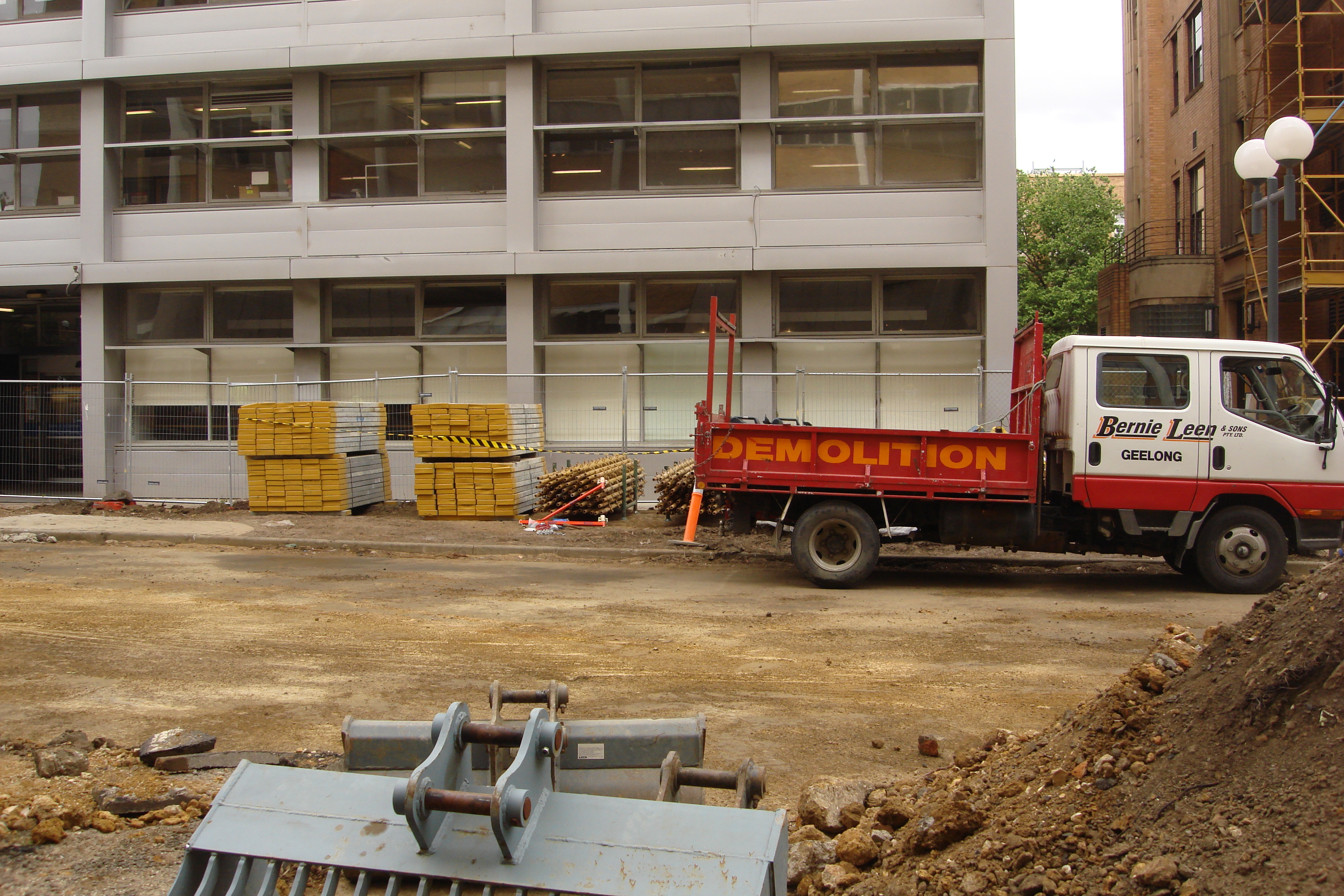 https://archive.abp.unimelb.edu.au/objects/images/Pre-construction/Hoardings and sheds/DSC07722.JPG https://archive.abp.unimelb.edu.au/objects/images/Pre-construction/Hoardings and sheds/DSC07722.JPG