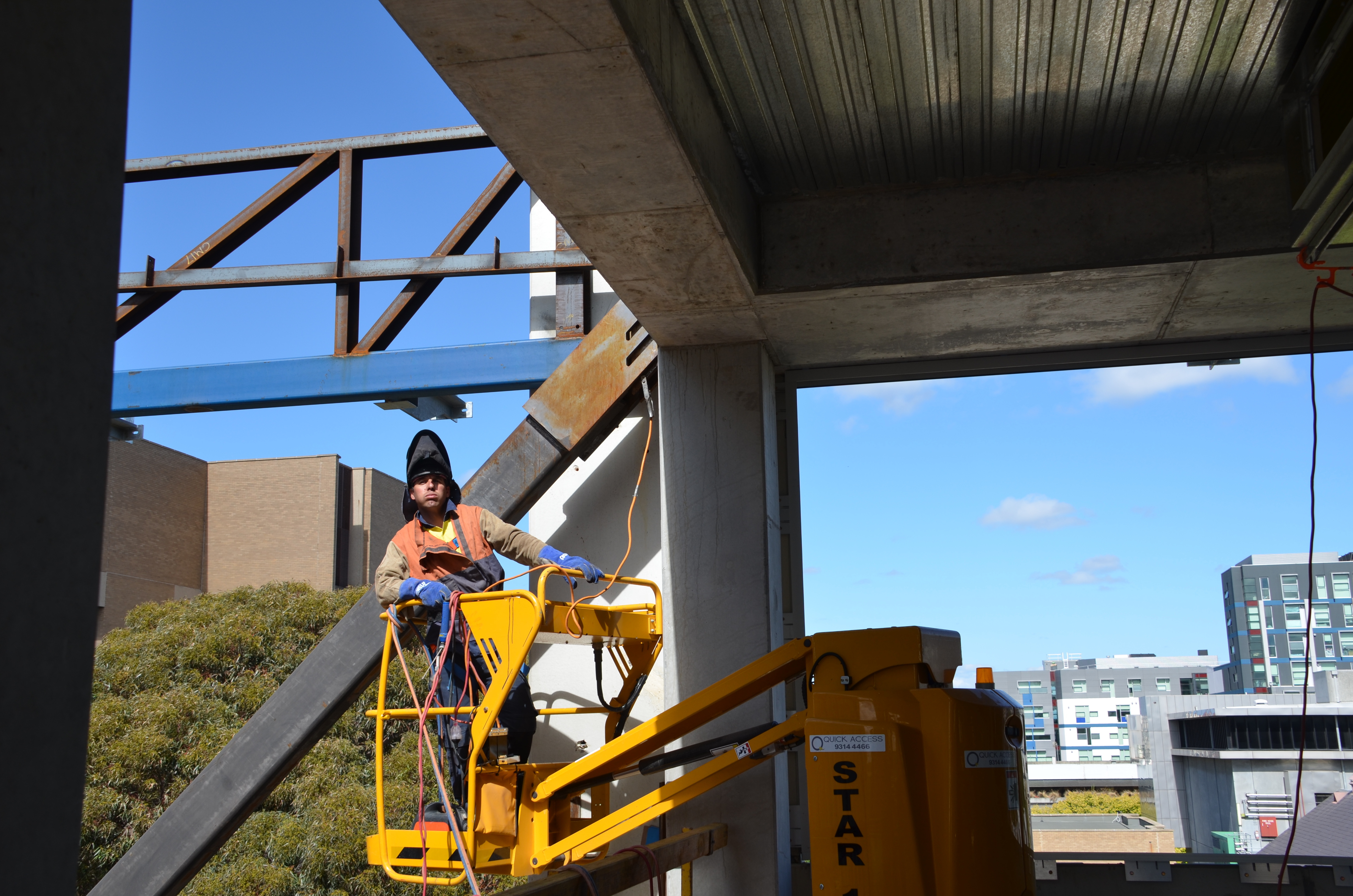 https://archive.abp.unimelb.edu.au/objects/images/Construction/Images/Structural steel/Cantilever/Erection/DSC_4618.JPG https://archive.abp.unimelb.edu.au/objects/images/Construction/Images/Structural steel/Cantilever/Erection/DSC_4618.JPG