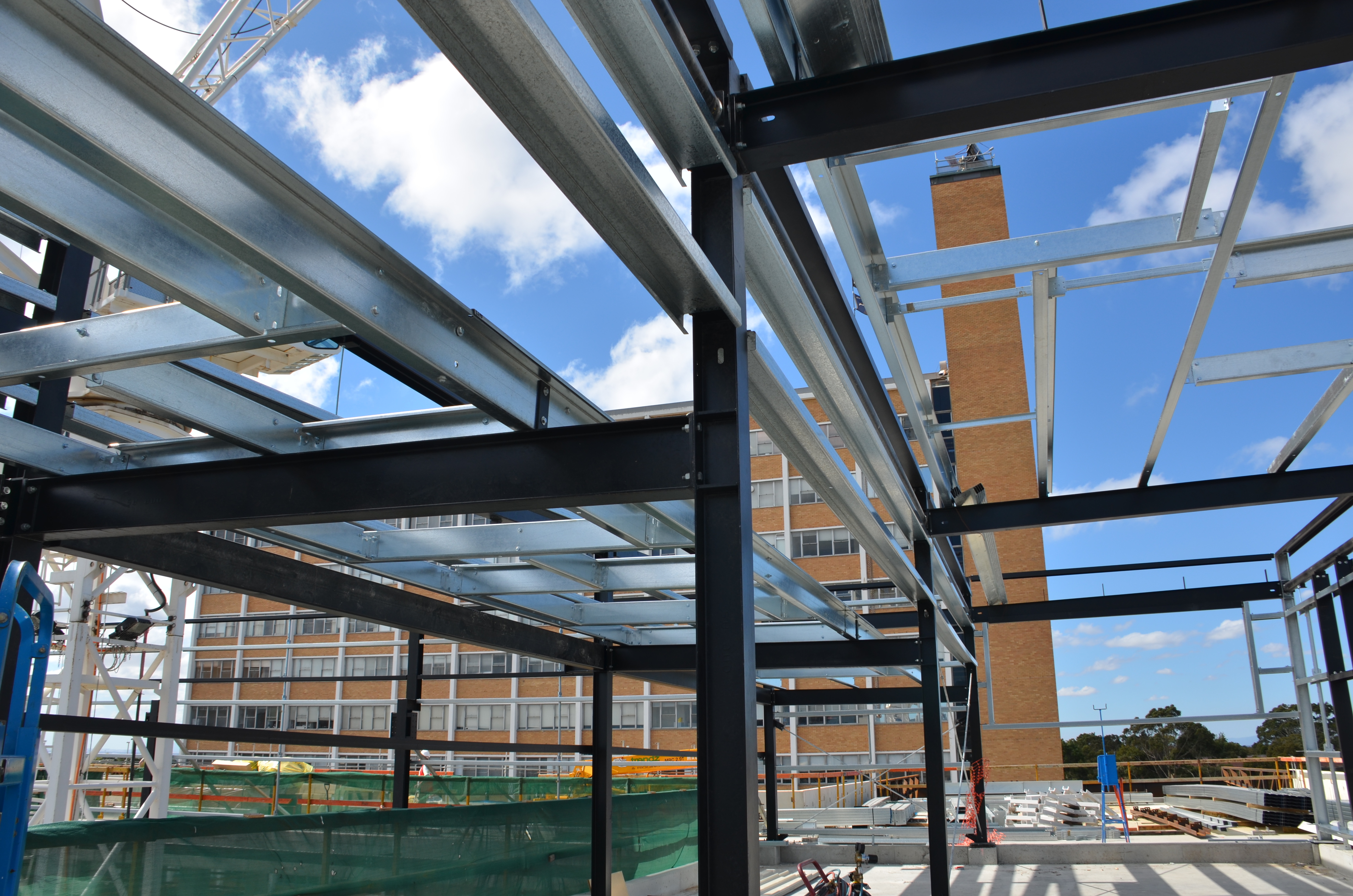 https://archive.abp.unimelb.edu.au/objects/images/Construction/Images/Structural steel/Plantroom roof & claddings/DSC_4630.JPG