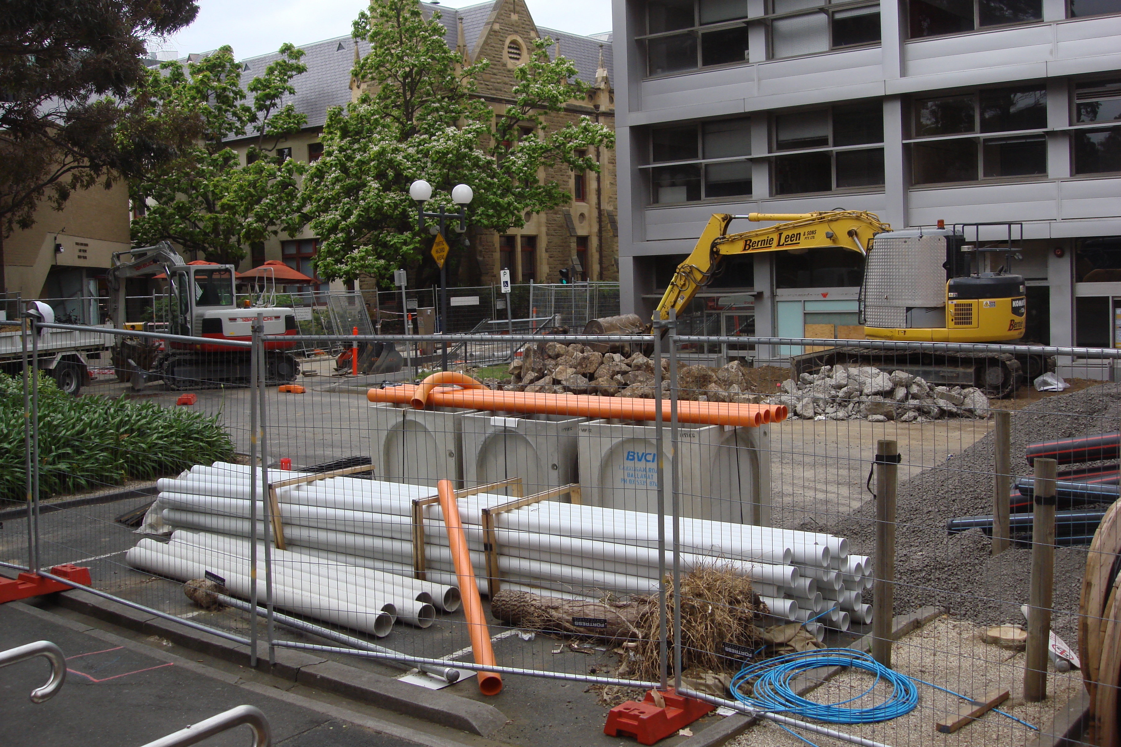 https://archive.abp.unimelb.edu.au/objects/images/Pre-construction/Hoardings and sheds/DSC07721.JPG https://archive.abp.unimelb.edu.au/objects/images/Pre-construction/Hoardings and sheds/DSC07721.JPG