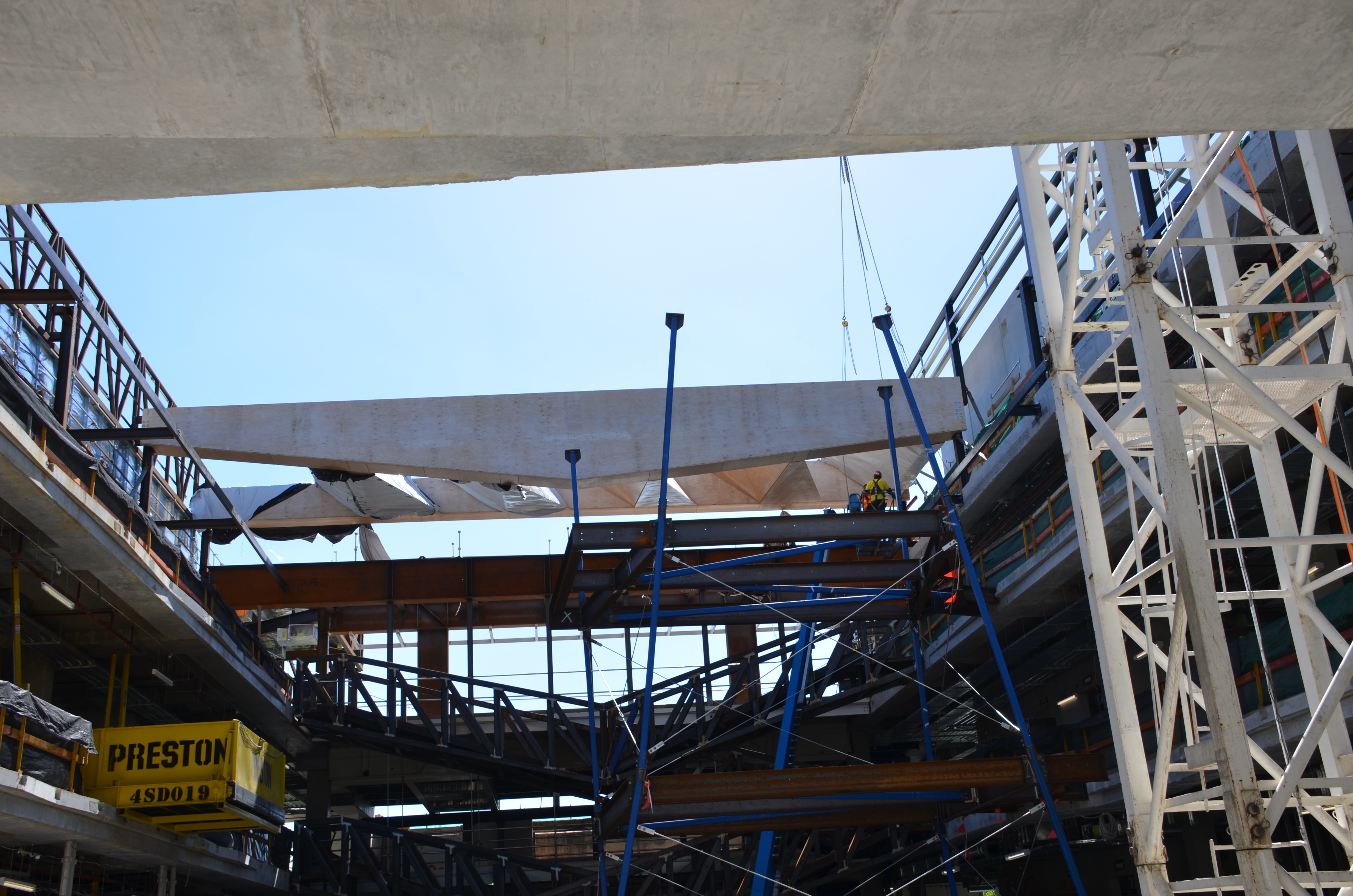 https://archive.abp.unimelb.edu.au/objects/images/Construction/Images/LVL roof beams & coffers/Installation/DSC_4984.JPG