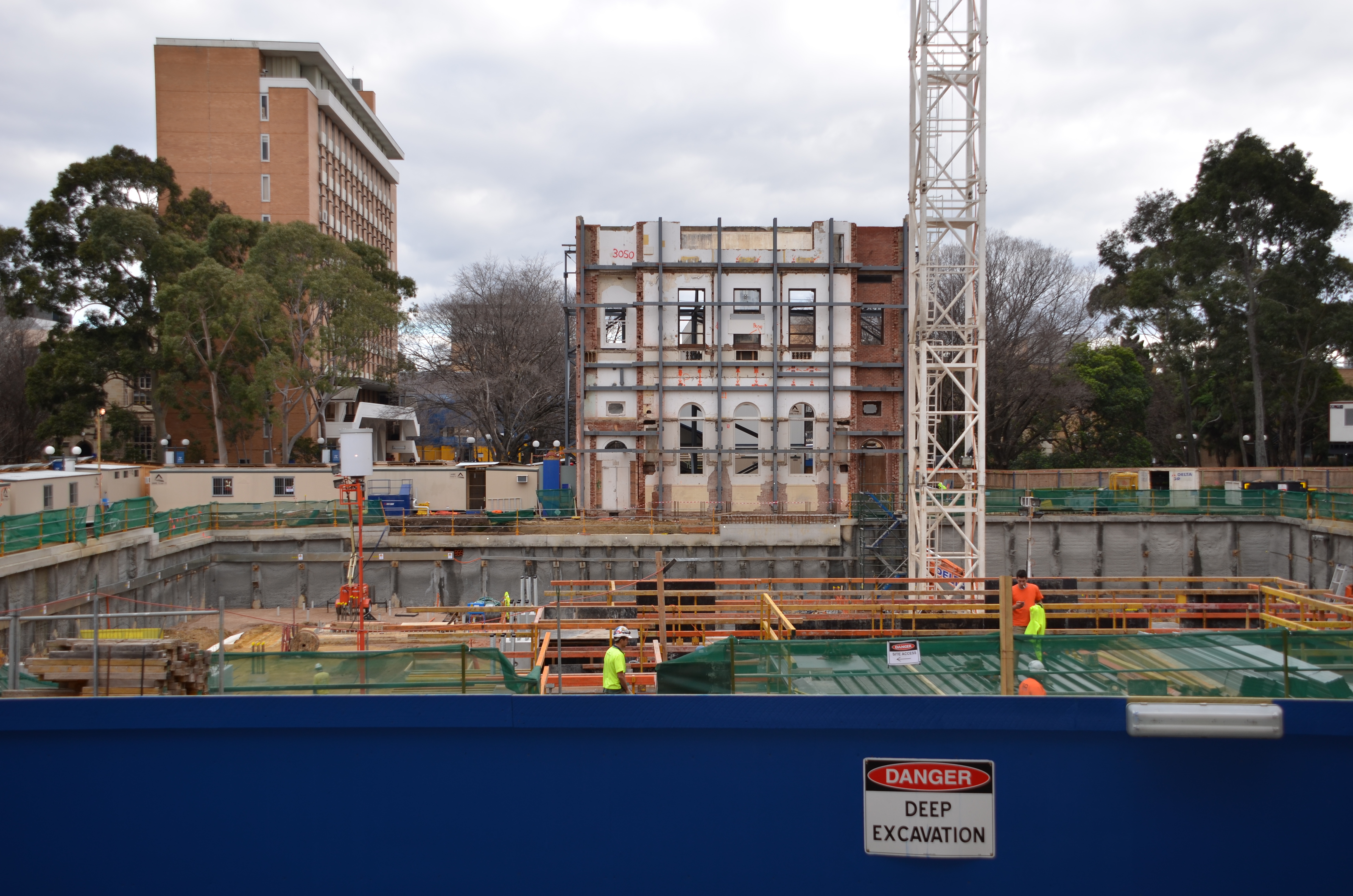 https://archive.abp.unimelb.edu.au/objects/images/Construction/Images/Concrete suspended slabs and beams/Ground level & formwork/DSC_0604.JPG