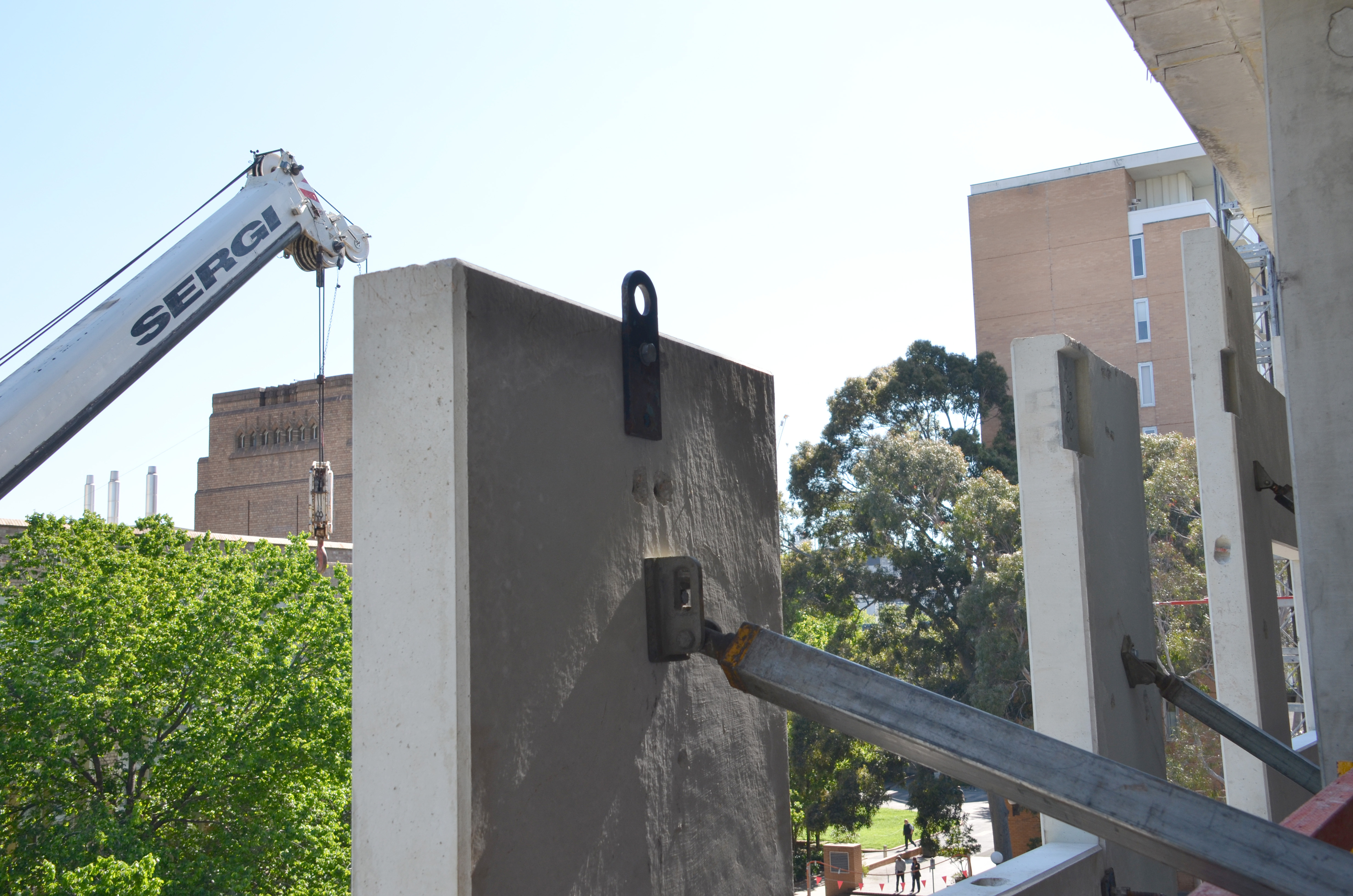 https://archive.abp.unimelb.edu.au/objects/images/Construction/Images/Facades/Precast concrete/Polished south side/DSC_3553.JPG