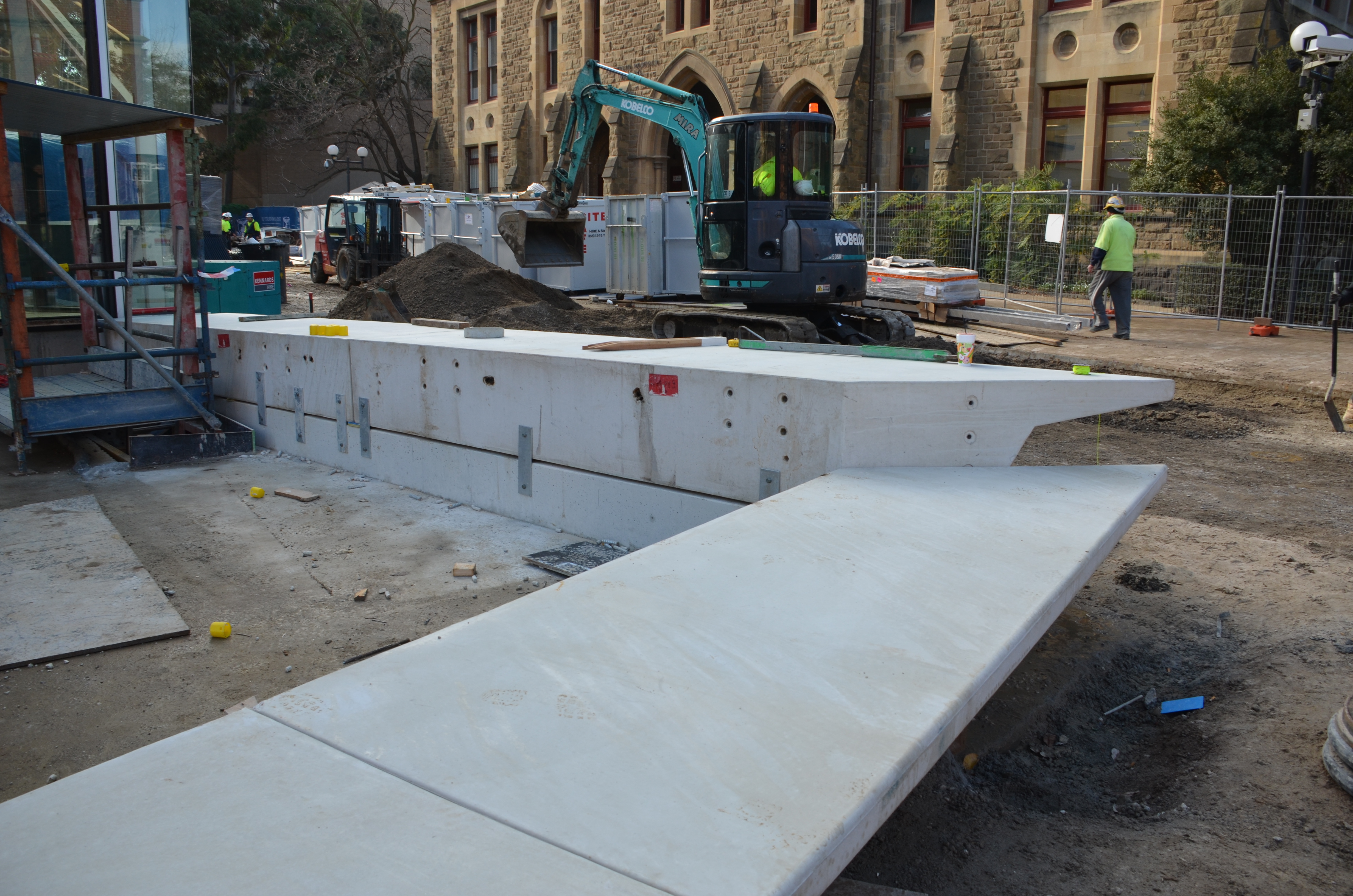https://archive.abp.unimelb.edu.au/objects/images/Construction/Images/External Works/Precast concrete seating and supports/DSC_9384.JPG