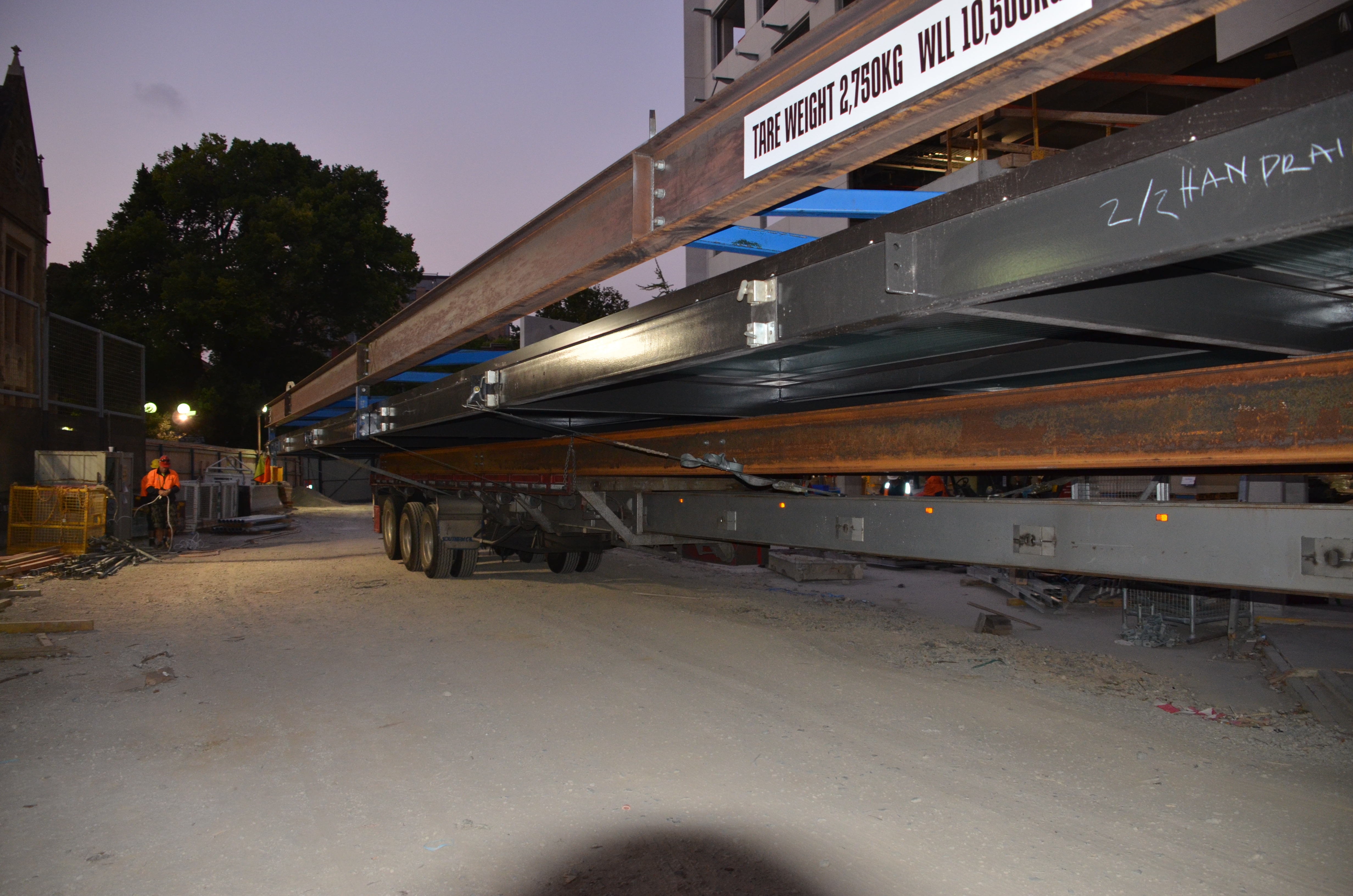https://archive.abp.unimelb.edu.au/objects/images/Construction/Images/Roof/Glazed atrium roof/Delivery & Installation/DSC_5107.JPG