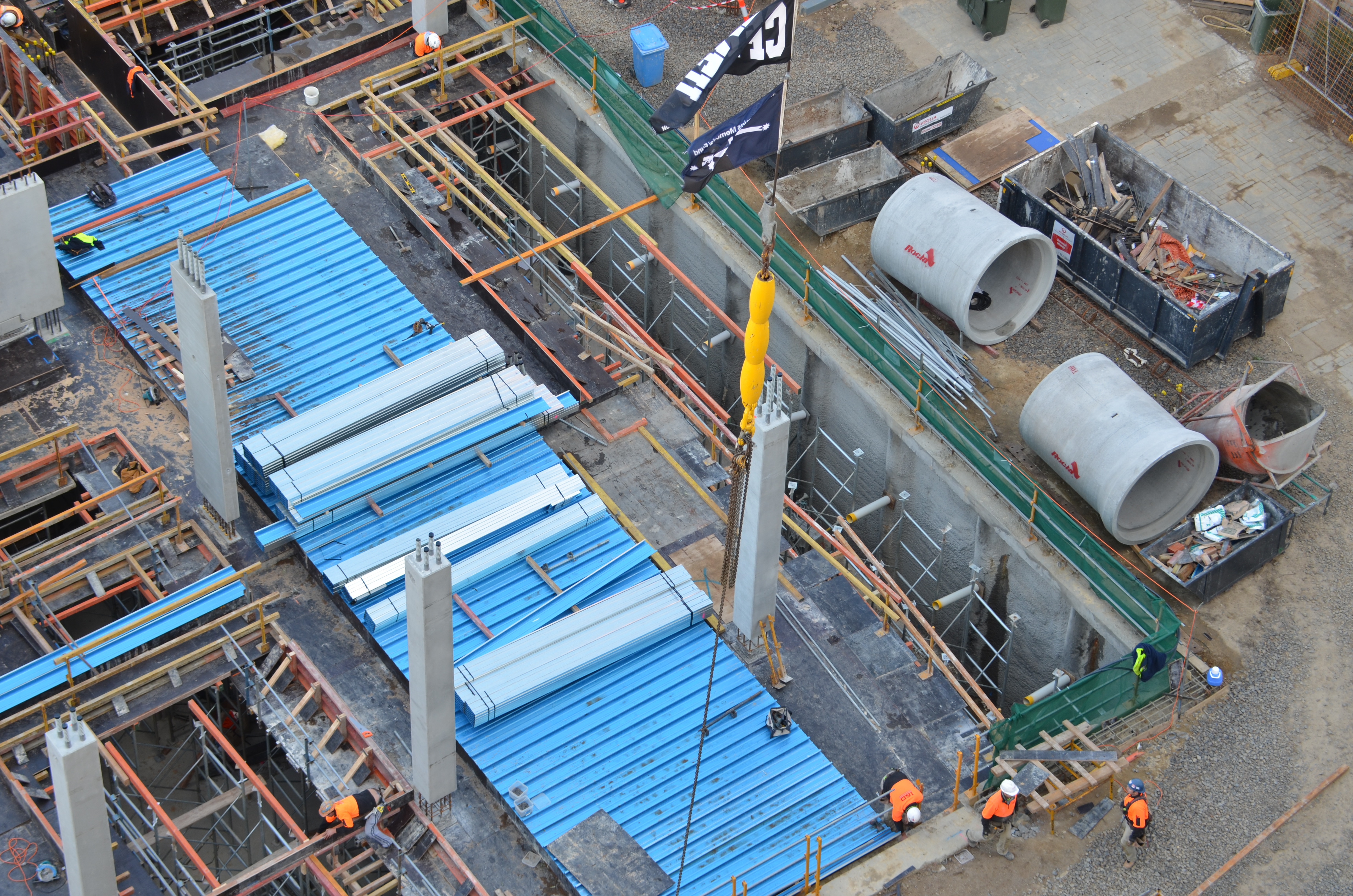 https://archive.abp.unimelb.edu.au/objects/images/Construction/Images/Concrete suspended slabs and beams/Ground level & formwork/DSC_1322.JPG
