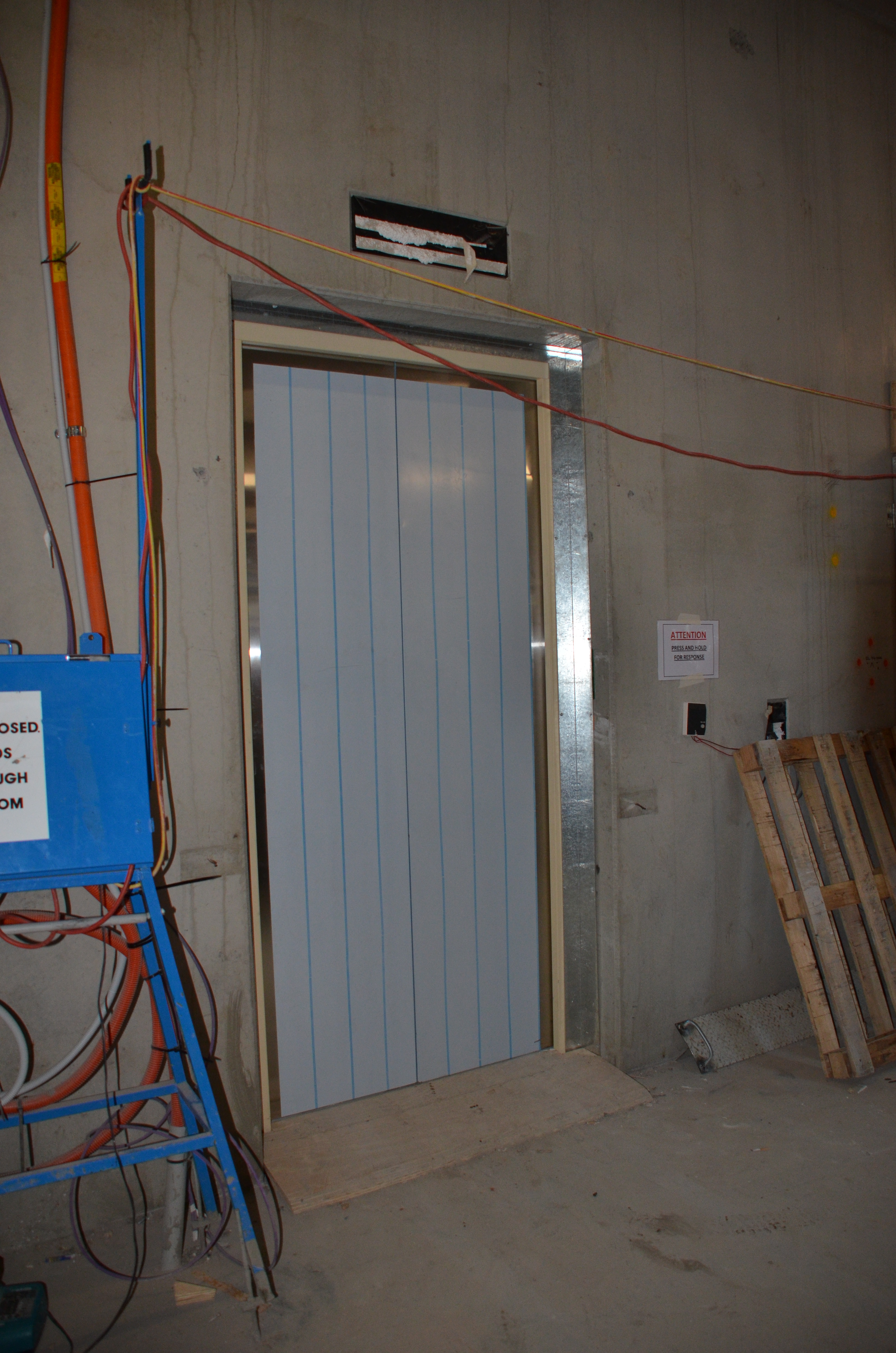 https://archive.abp.unimelb.edu.au/objects/images/Construction/Images/Services/Lift installation/Main lift bank/DSC_7421.JPG