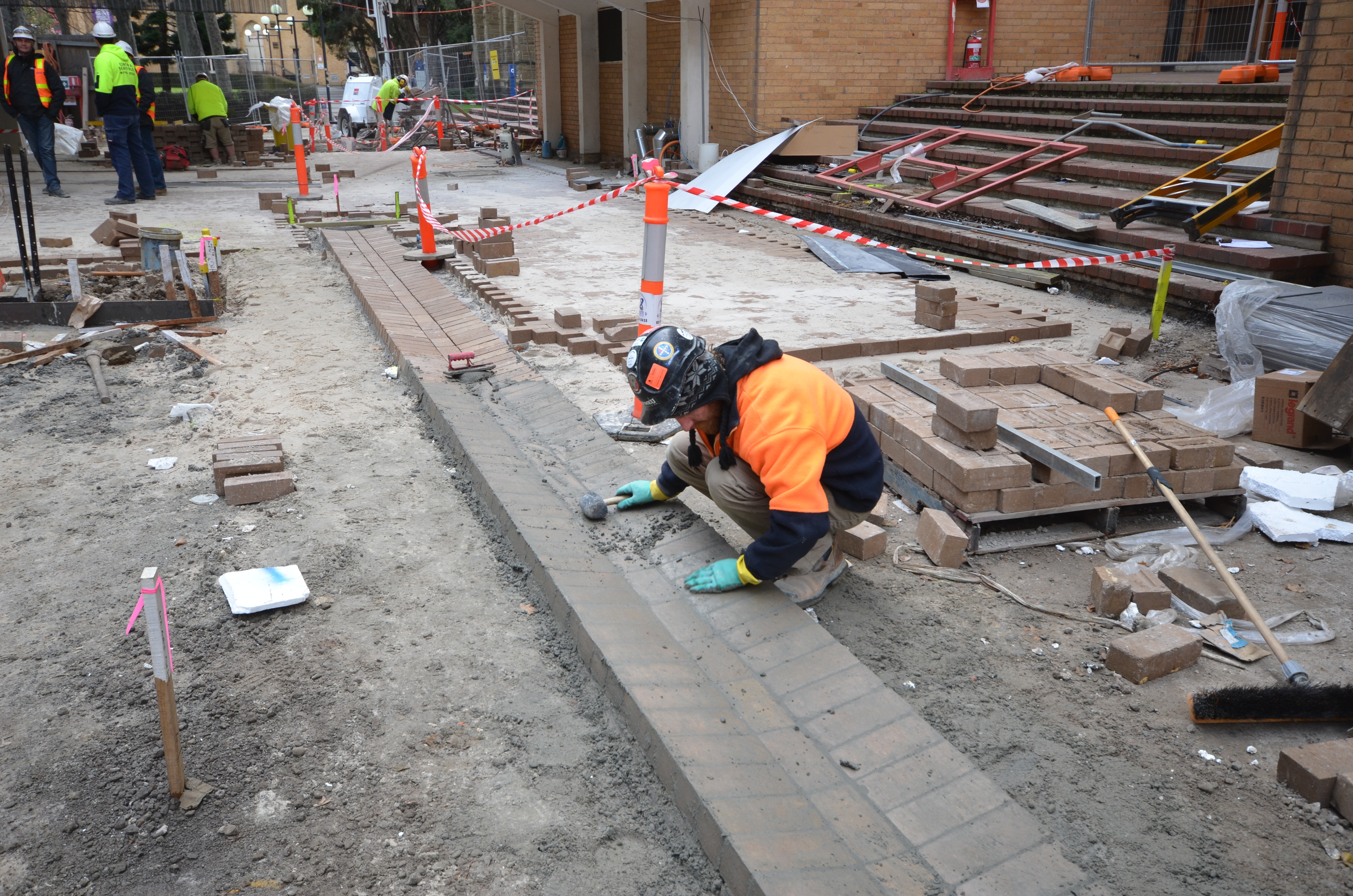 https://archive.abp.unimelb.edu.au/objects/images/Construction/Images/External Works/Brick paving & brick walls/DSC_9171.JPG https://archive.abp.unimelb.edu.au/objects/images/Construction/Images/External Works/Brick paving & brick walls/DSC_9171.JPG