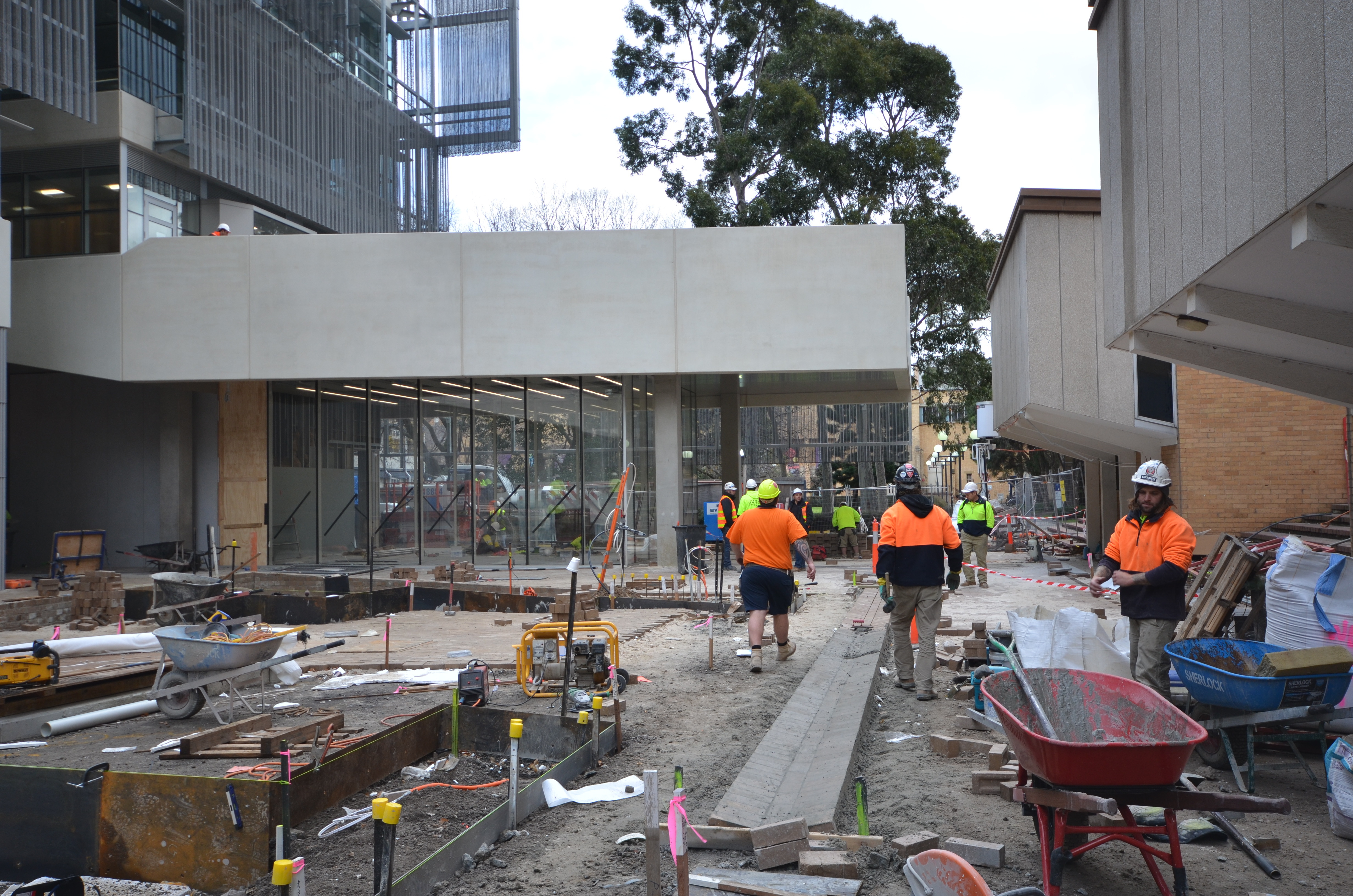 https://archive.abp.unimelb.edu.au/objects/images/Construction/Images/External Works/Brick paving & brick walls/DSC_9169.JPG
