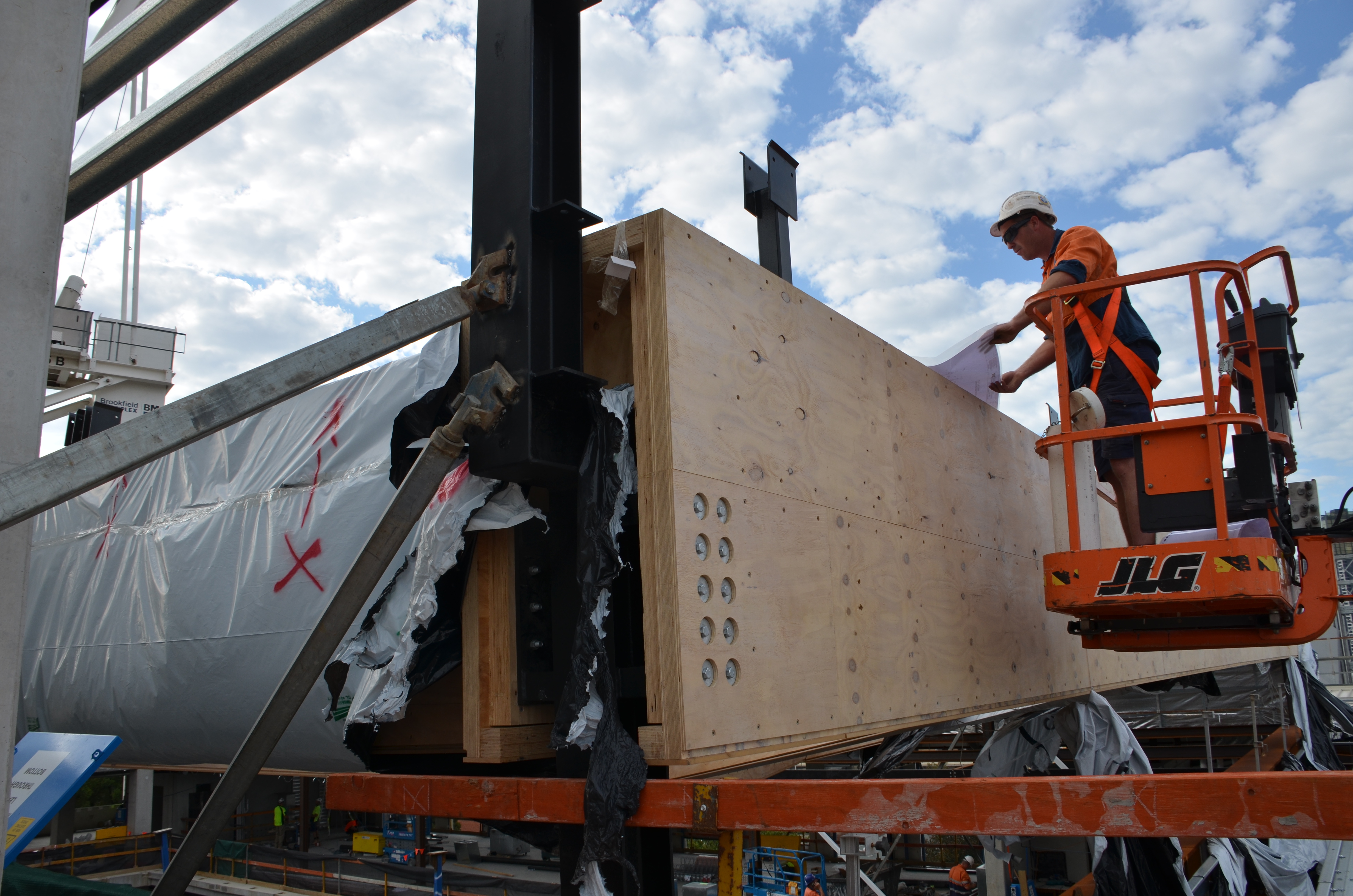 https://archive.abp.unimelb.edu.au/objects/images/Construction/Images/LVL roof beams & coffers/Installation/DSC_5049.JPG