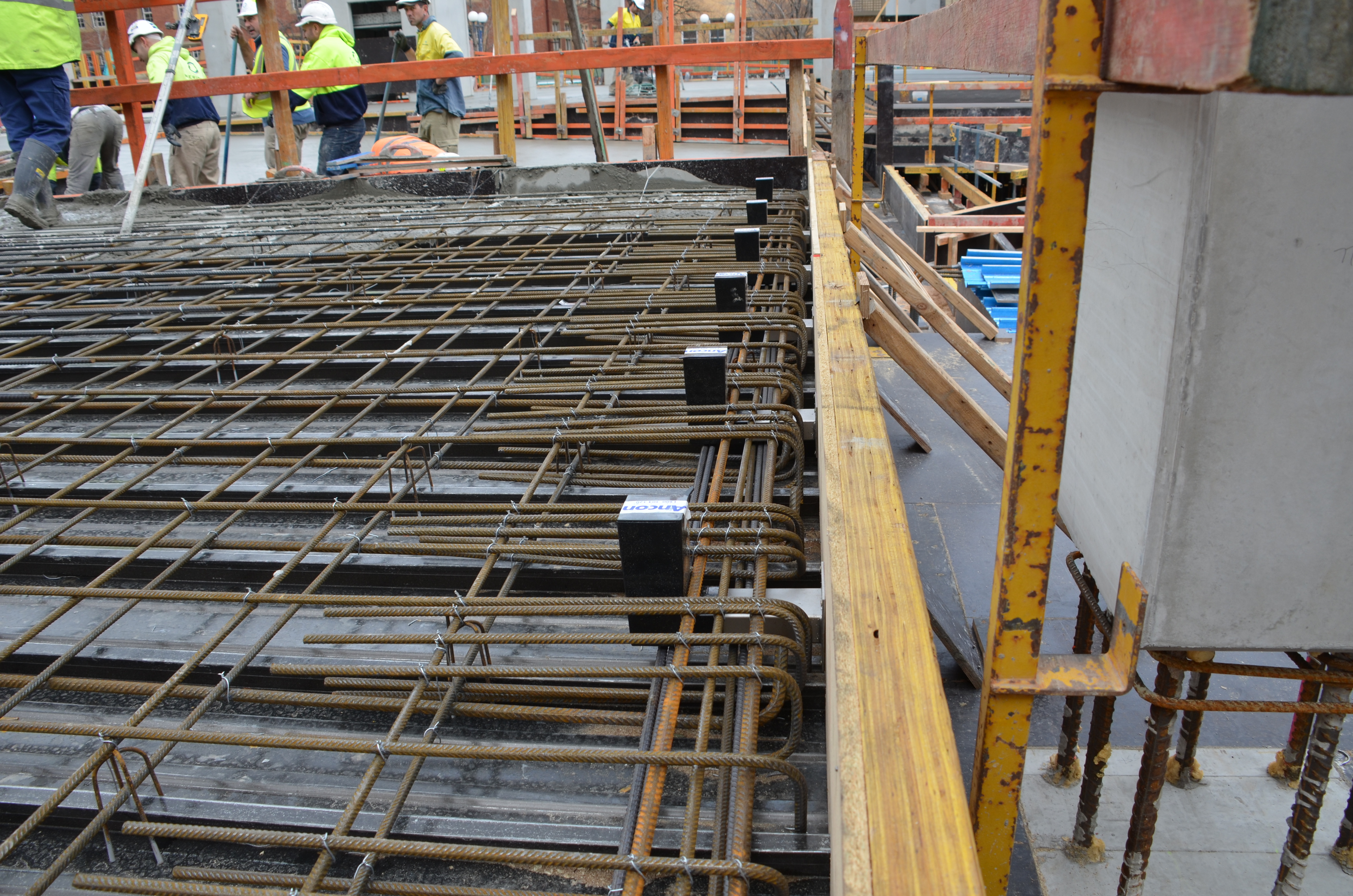 https://archive.abp.unimelb.edu.au/objects/images/Construction/Images/Concrete suspended slabs and beams/Ground level & formwork/DSC_1372.JPG