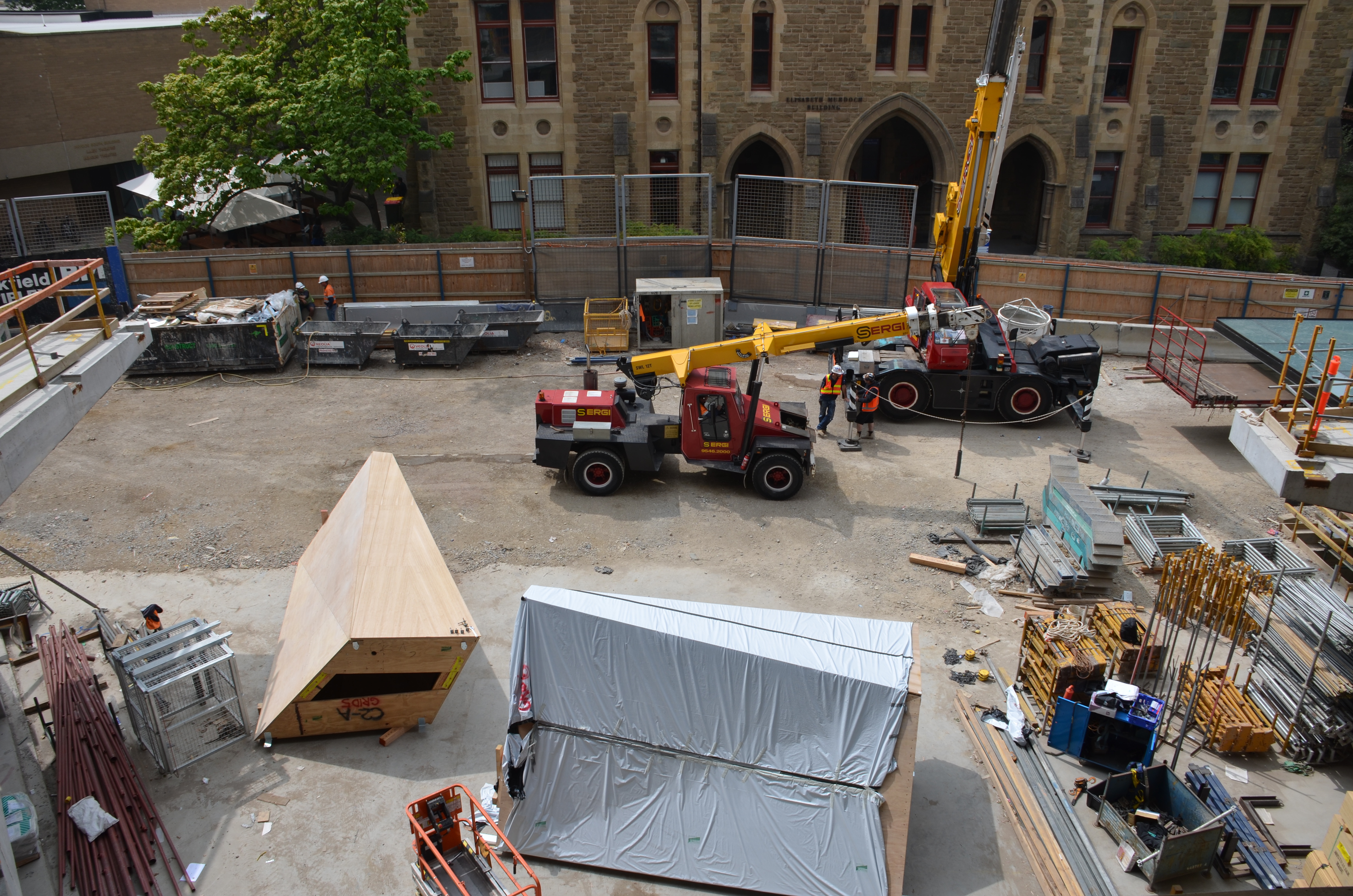 https://archive.abp.unimelb.edu.au/objects/images/Construction/Images/LVL roof beams & coffers/Installation/DSC_5222.JPG