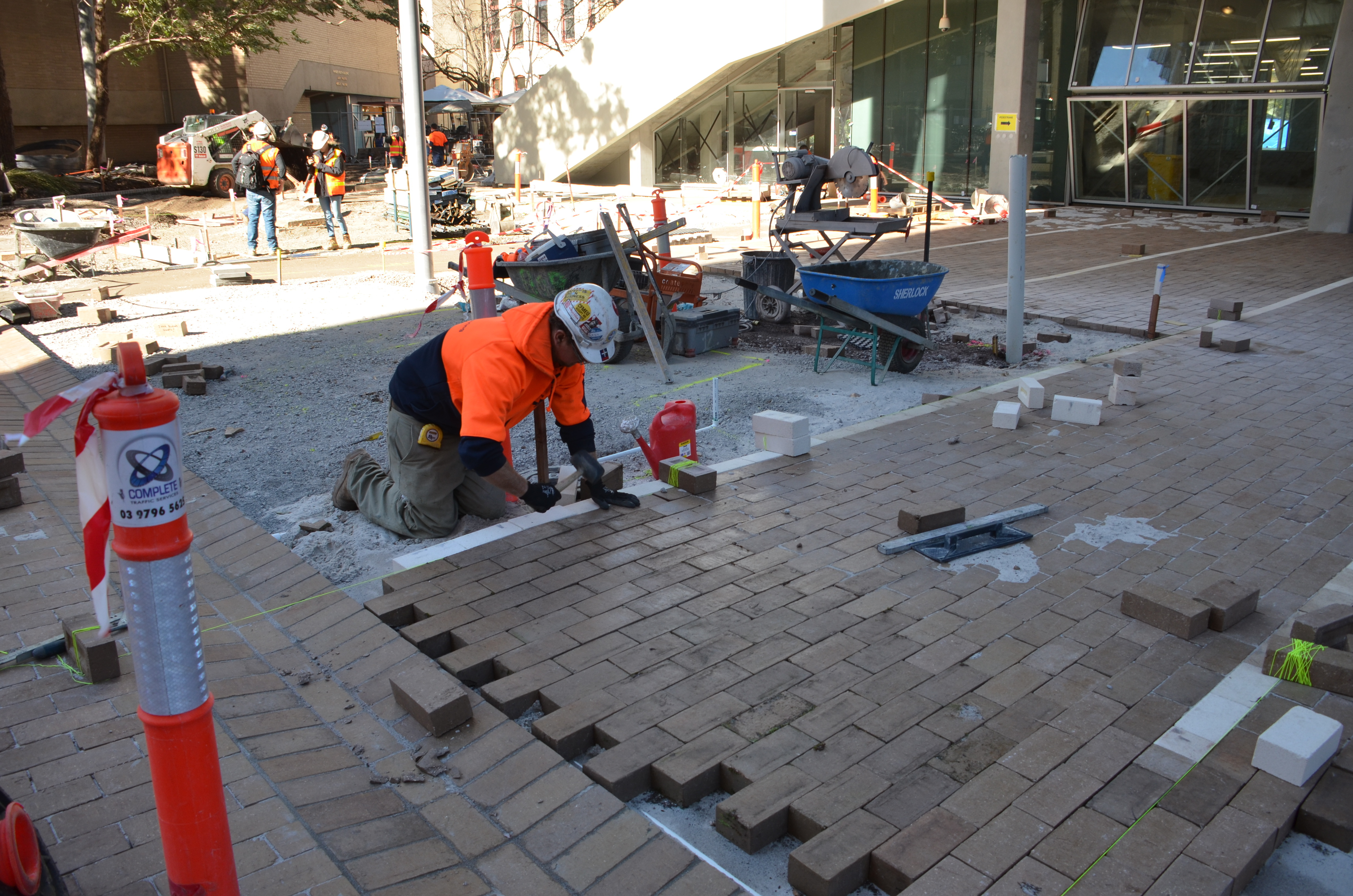 https://archive.abp.unimelb.edu.au/objects/images/Construction/Images/External Works/Brick paving & brick walls/DSC_9707.JPG