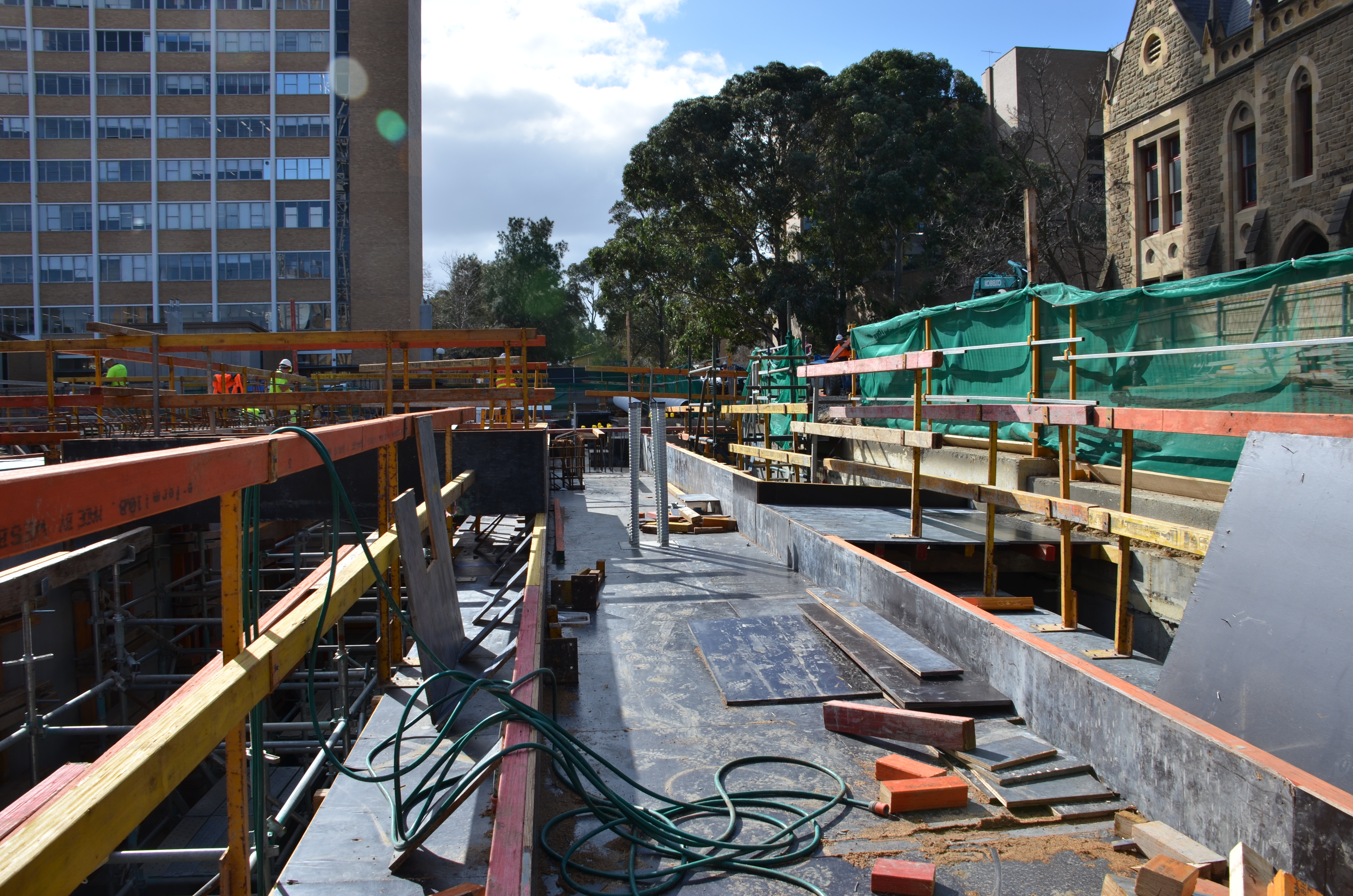 https://archive.abp.unimelb.edu.au/objects/images/Construction/Images/Concrete suspended slabs and beams/Ground level & formwork/DSC_0978.JPG