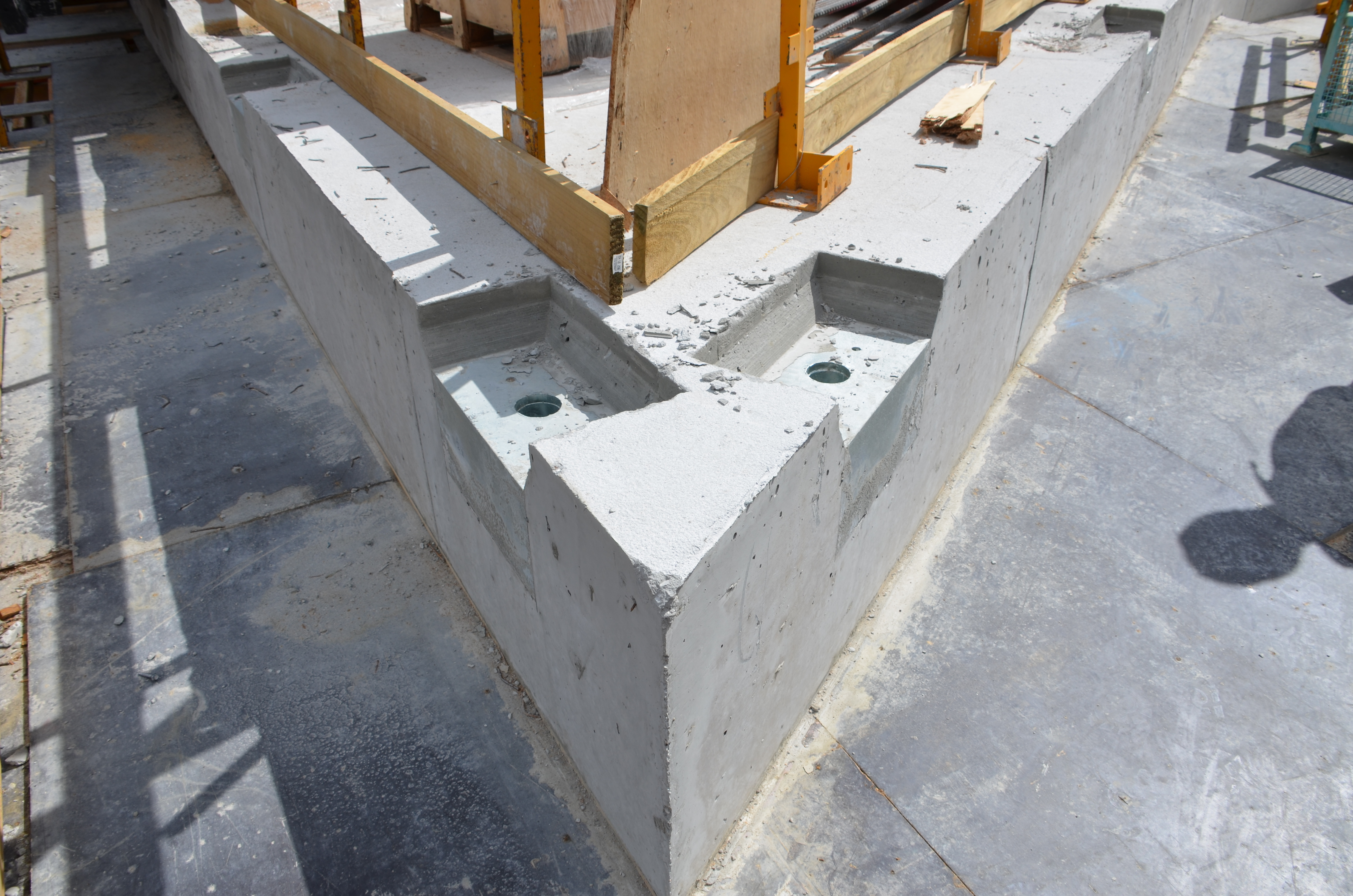 https://archive.abp.unimelb.edu.au/objects/images/Construction/Images/Concrete suspended slabs and beams/Cast in brackets/DSC_2067.JPG