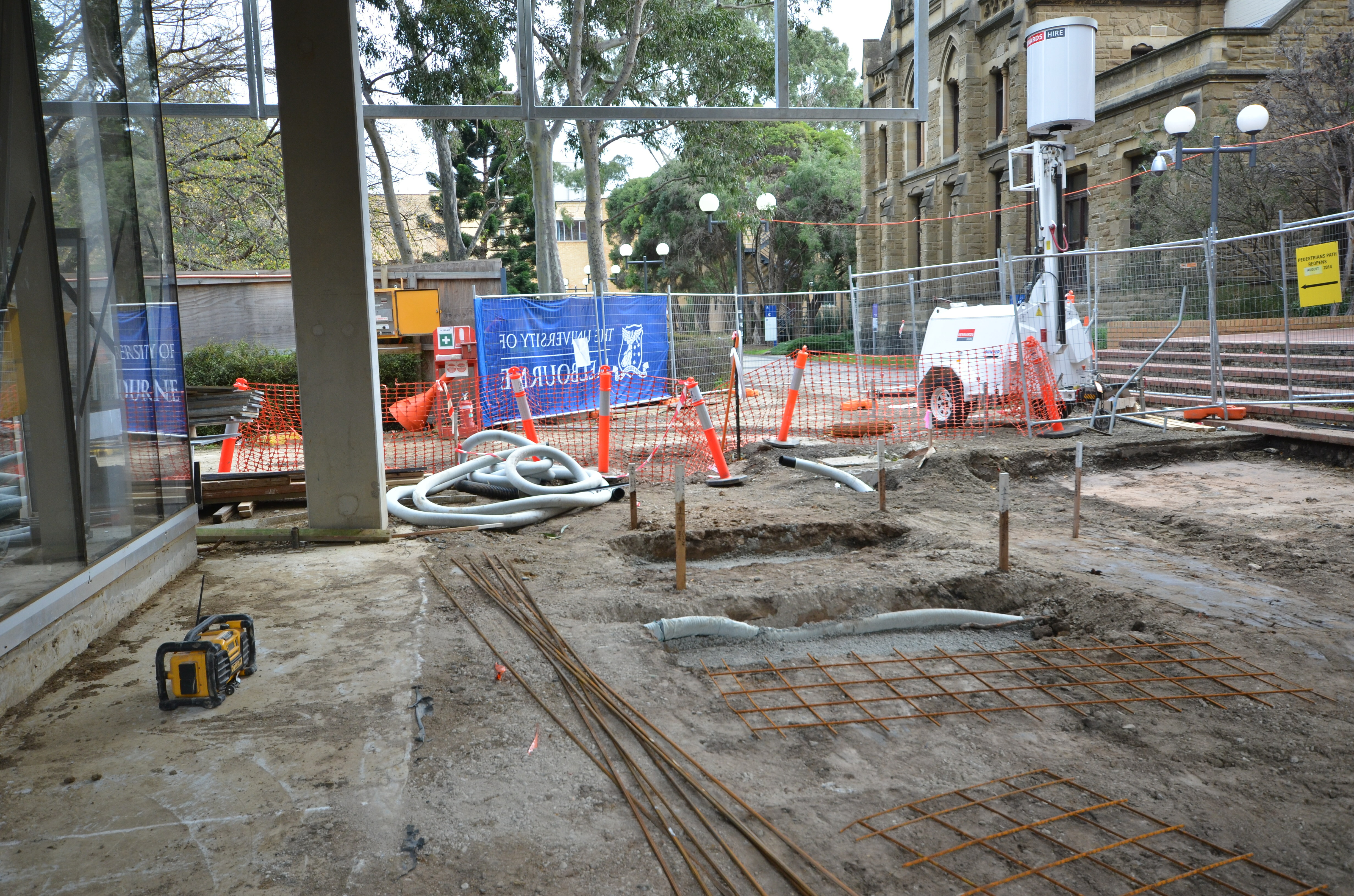 https://archive.abp.unimelb.edu.au/objects/images/Construction/Images/External Works/Groundworks/DSC_8863.JPG
