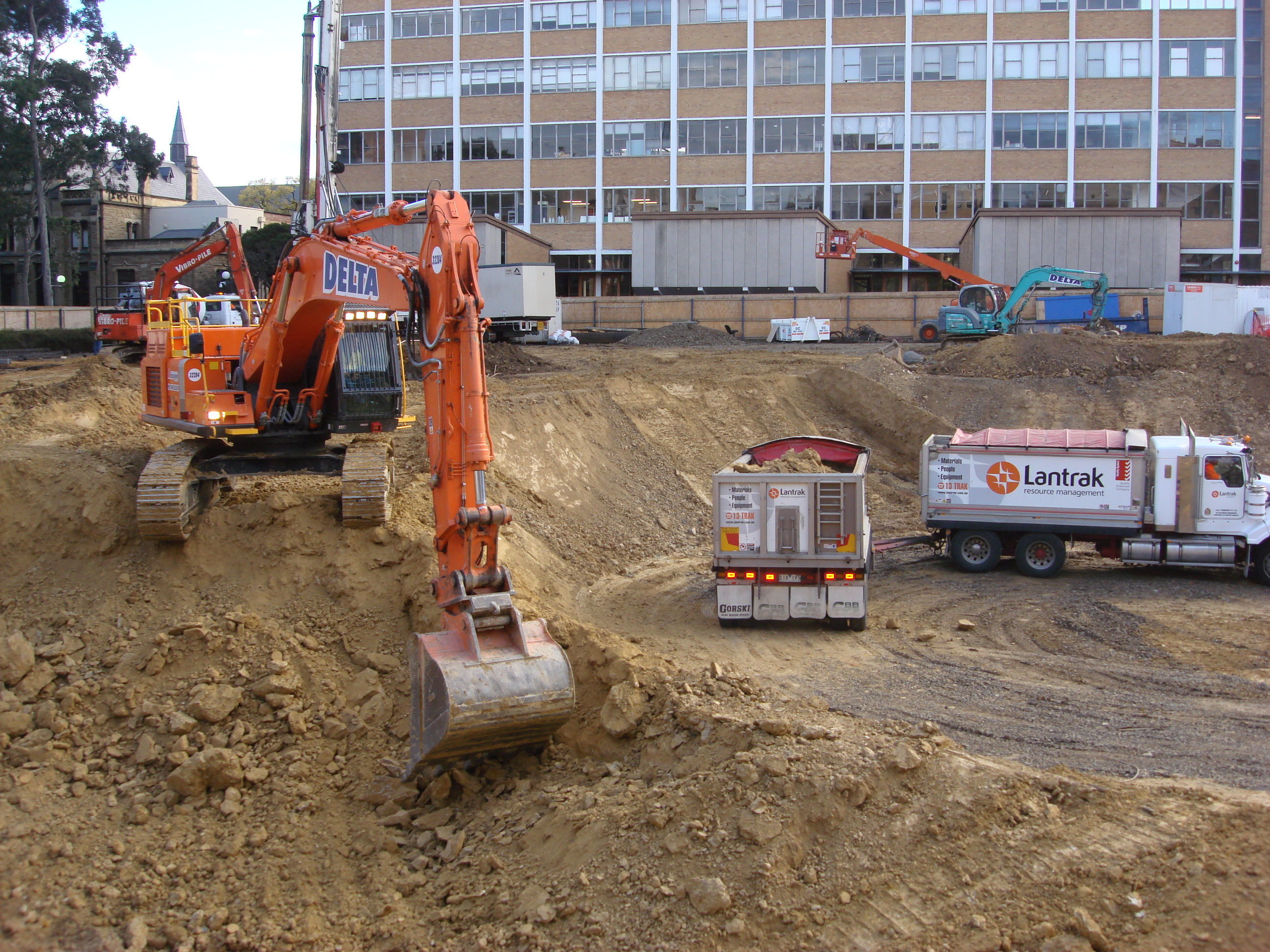 https://archive.abp.unimelb.edu.au/objects/images/Construction/Images/Basement/Bulk excavation/DSC_0104U.JPG