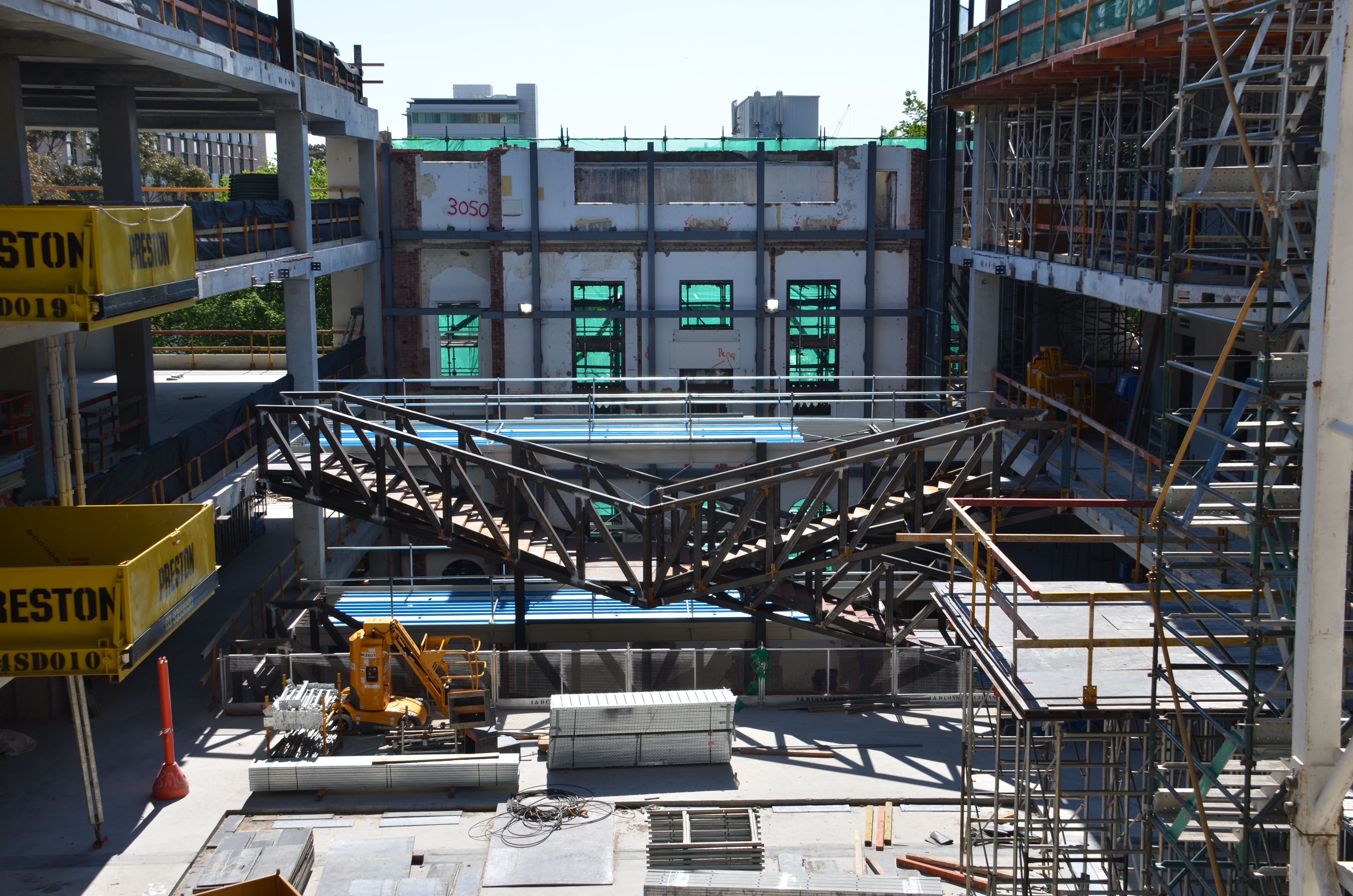 https://archive.abp.unimelb.edu.au/objects/images/Construction/Images/Stairs, walkways and balustrades/Y Stairs structural steel/Installation/DSC_3549.JPG
