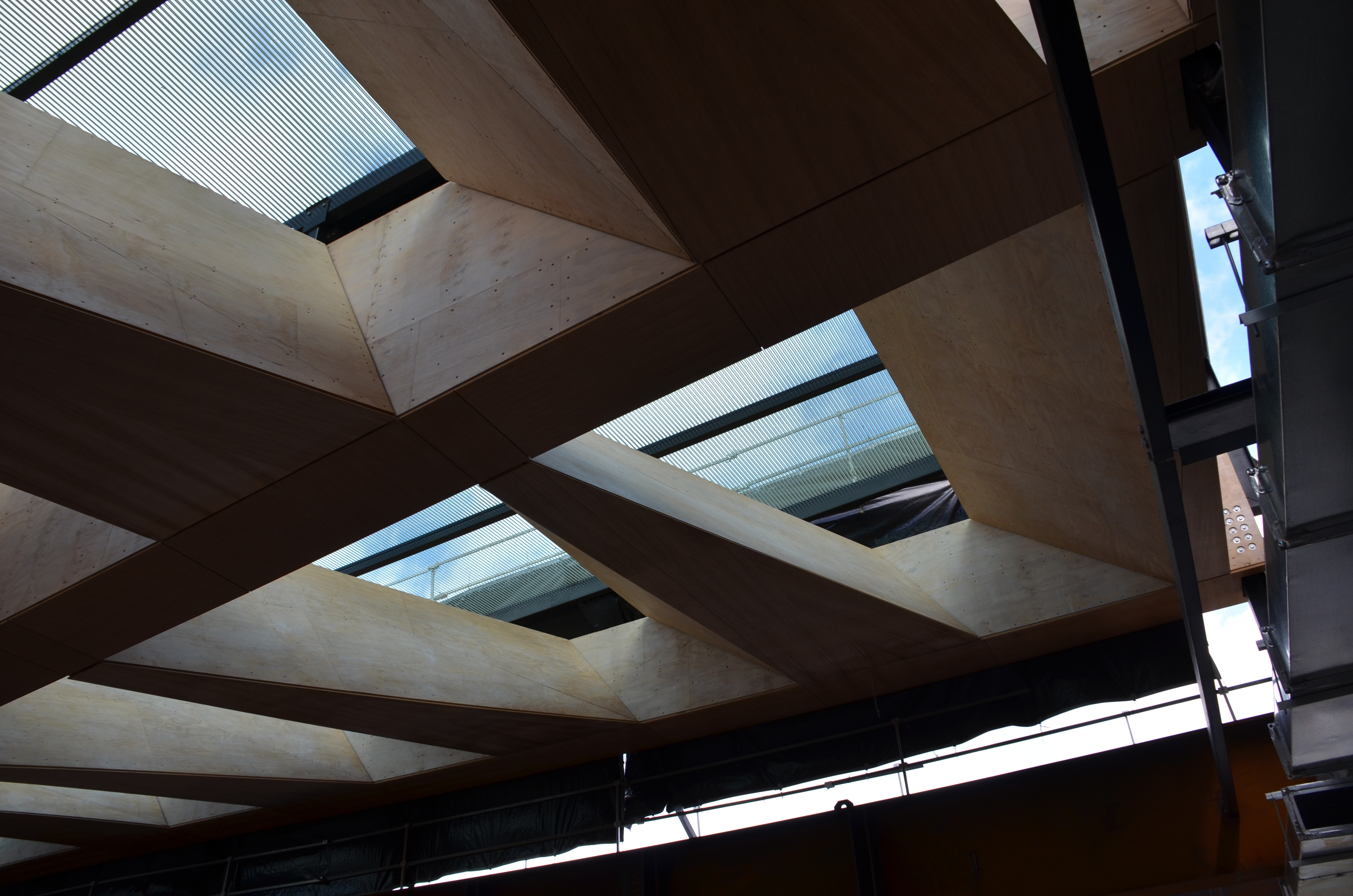https://archive.abp.unimelb.edu.au/objects/images/Construction/Images/LVL roof beams & coffers/Installation/DSC_5451.JPG