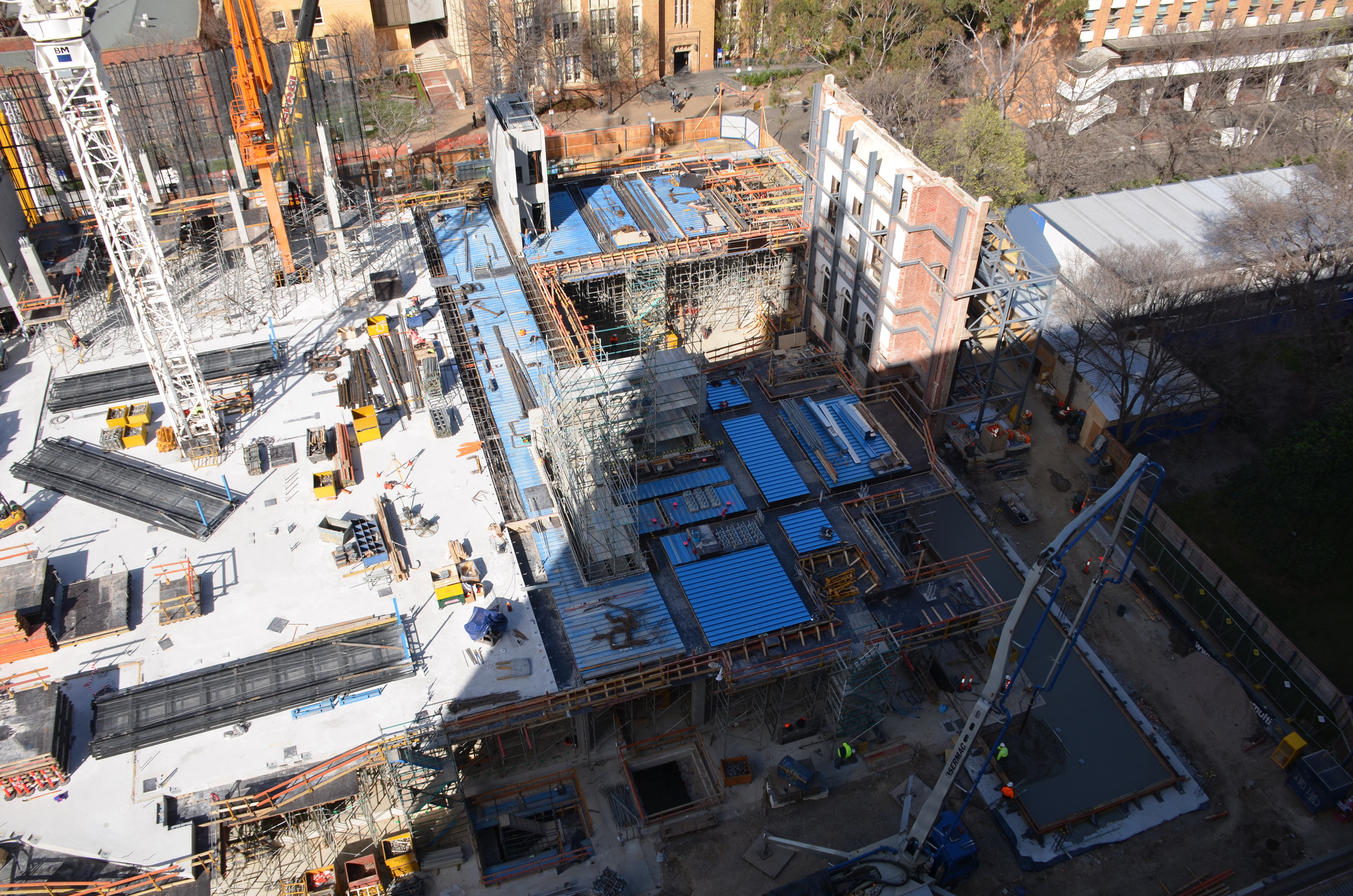 https://archive.abp.unimelb.edu.au/objects/images/Construction/Images/Concrete suspended slabs and beams/Levels 1-5 & formwork/DSC_2009.JPG