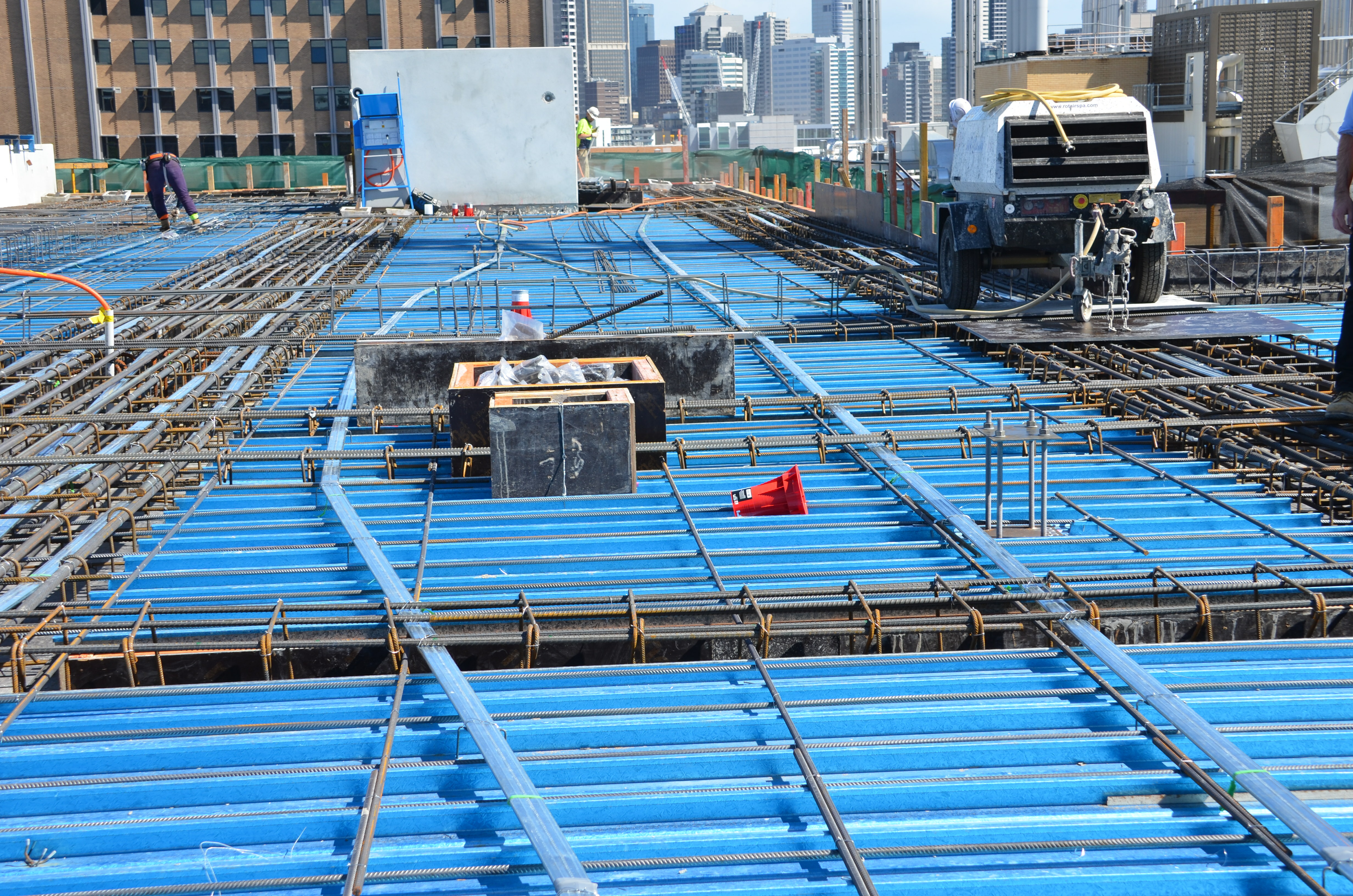 https://archive.abp.unimelb.edu.au/objects/images/Construction/Images/Concrete suspended slabs and beams/Post-tensioned beams & slabs/DSC_3174.JPG