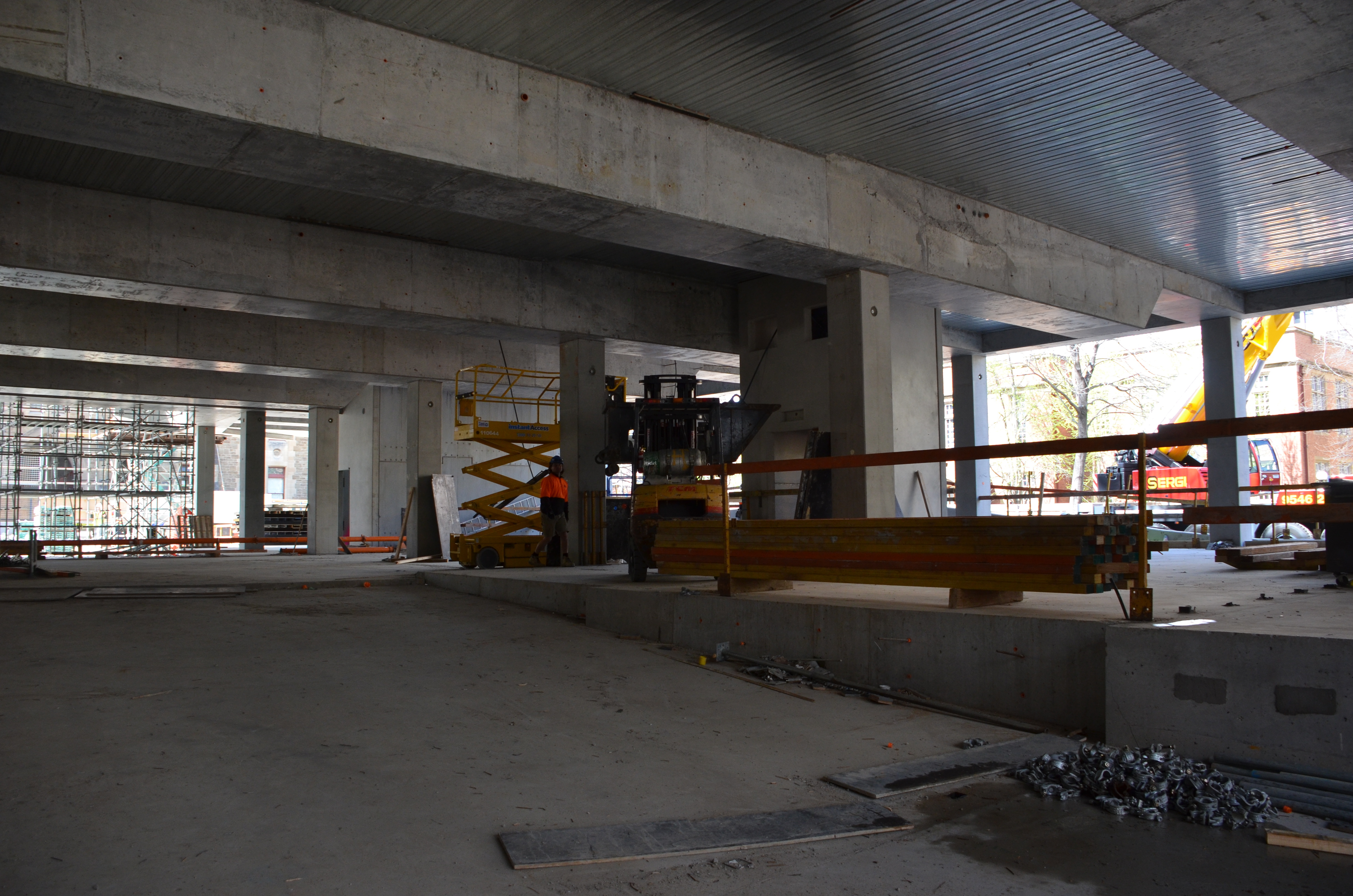 https://archive.abp.unimelb.edu.au/objects/images/Construction/Images/Concrete suspended slabs and beams/Formwork stripping/DSC_2478.JPG