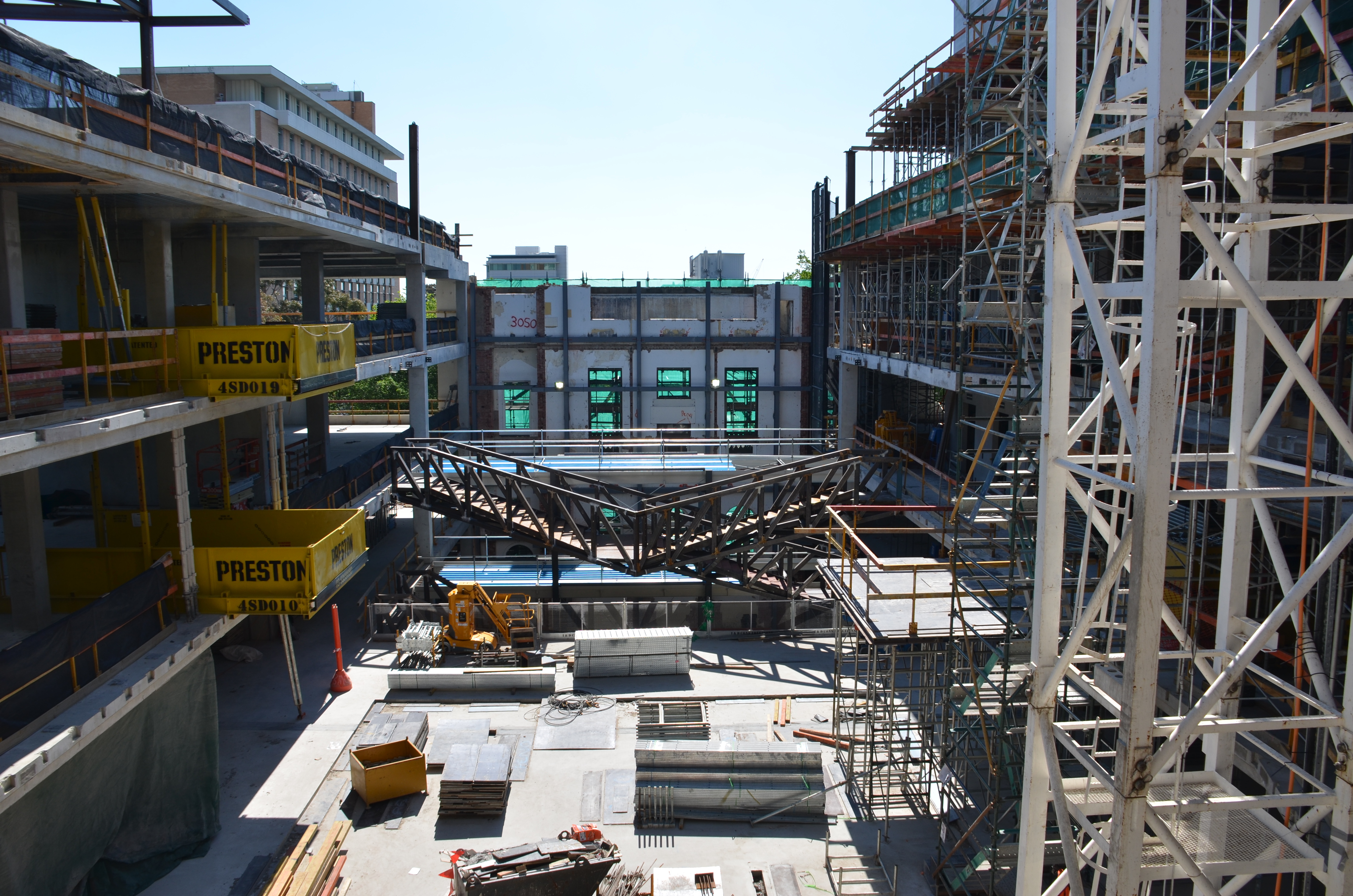 https://archive.abp.unimelb.edu.au/objects/images/Construction/Images/Stairs, walkways and balustrades/Y Stairs structural steel/Installation/DSC_3548.JPG
