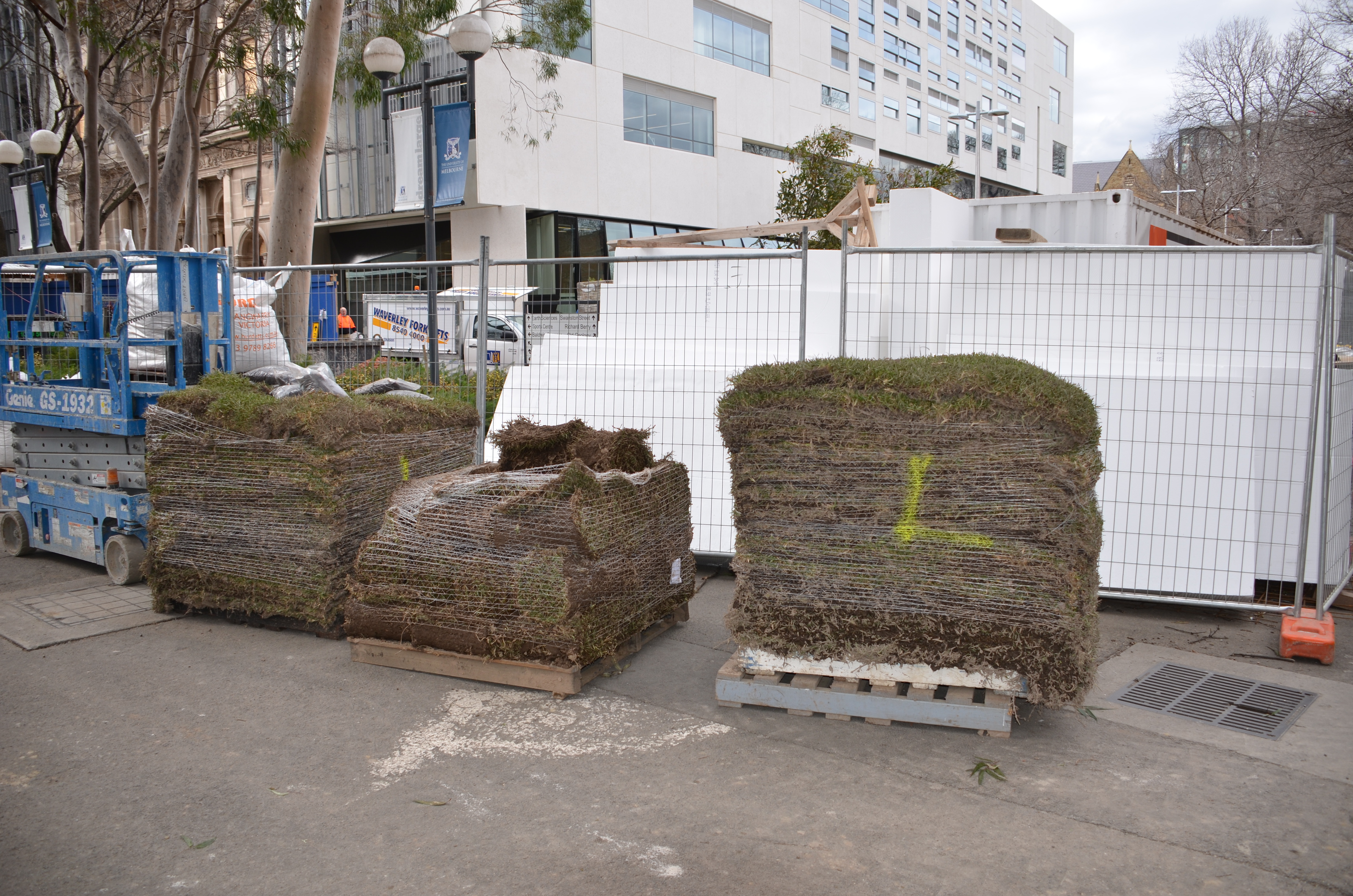 https://archive.abp.unimelb.edu.au/objects/images/Construction/Images/External Works/Soil & instant turf grass/DSC_9768.JPG