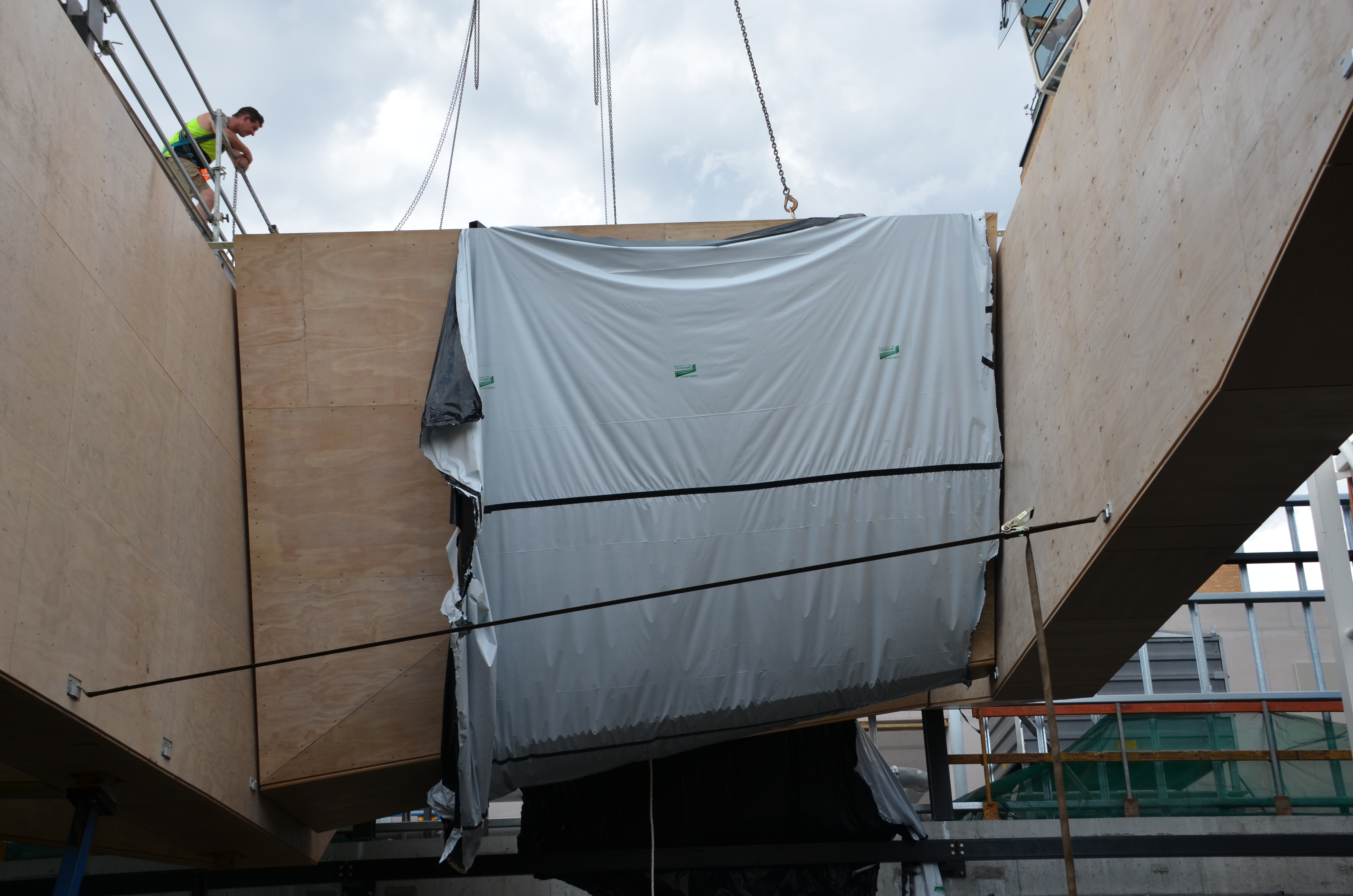 https://archive.abp.unimelb.edu.au/objects/images/Construction/Images/LVL roof beams & coffers/Installation/DSC_5643.JPG