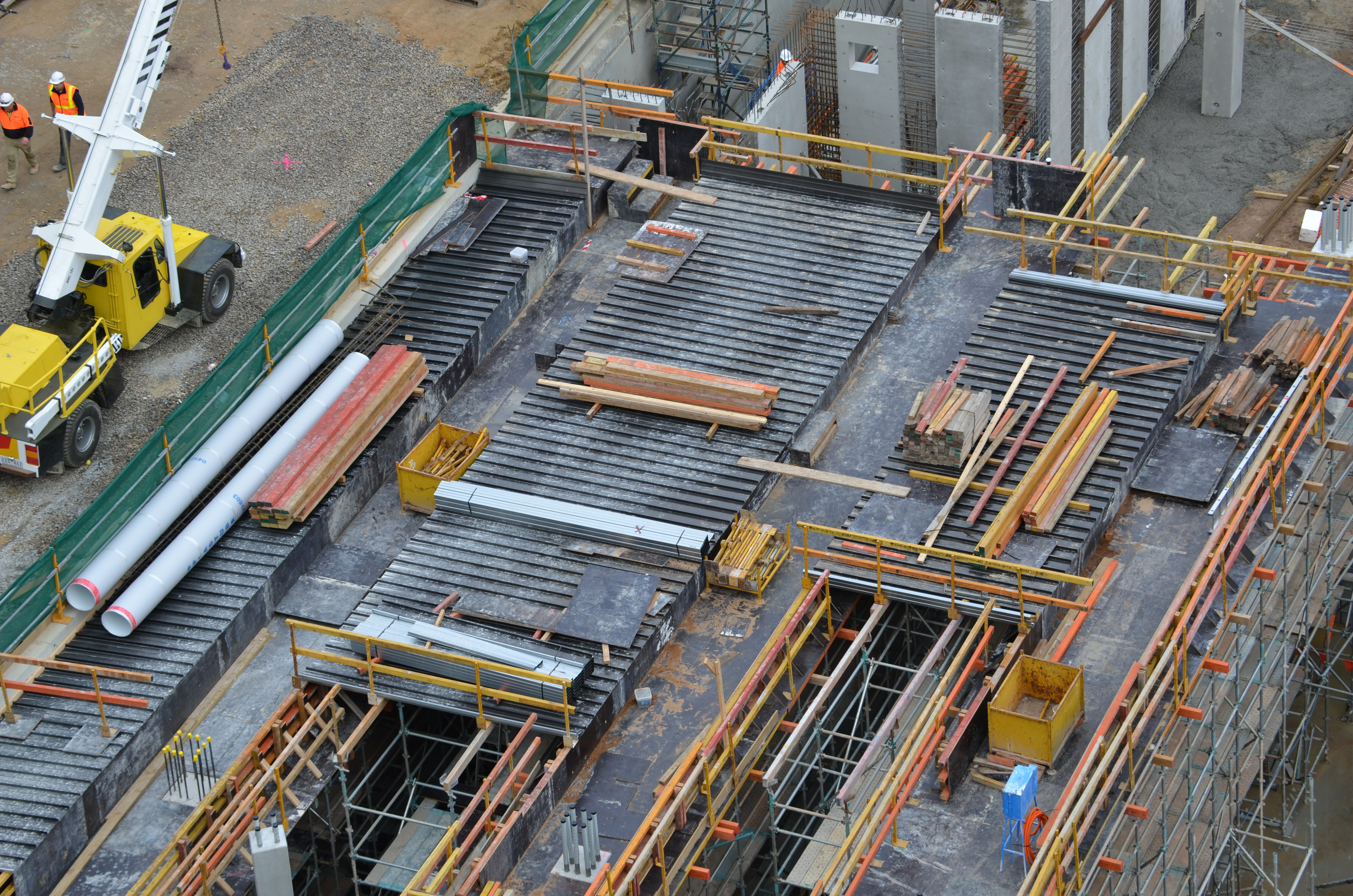 https://archive.abp.unimelb.edu.au/objects/images/Construction/Images/Concrete suspended slabs and beams/Ground level & formwork/DSC_0810.JPG