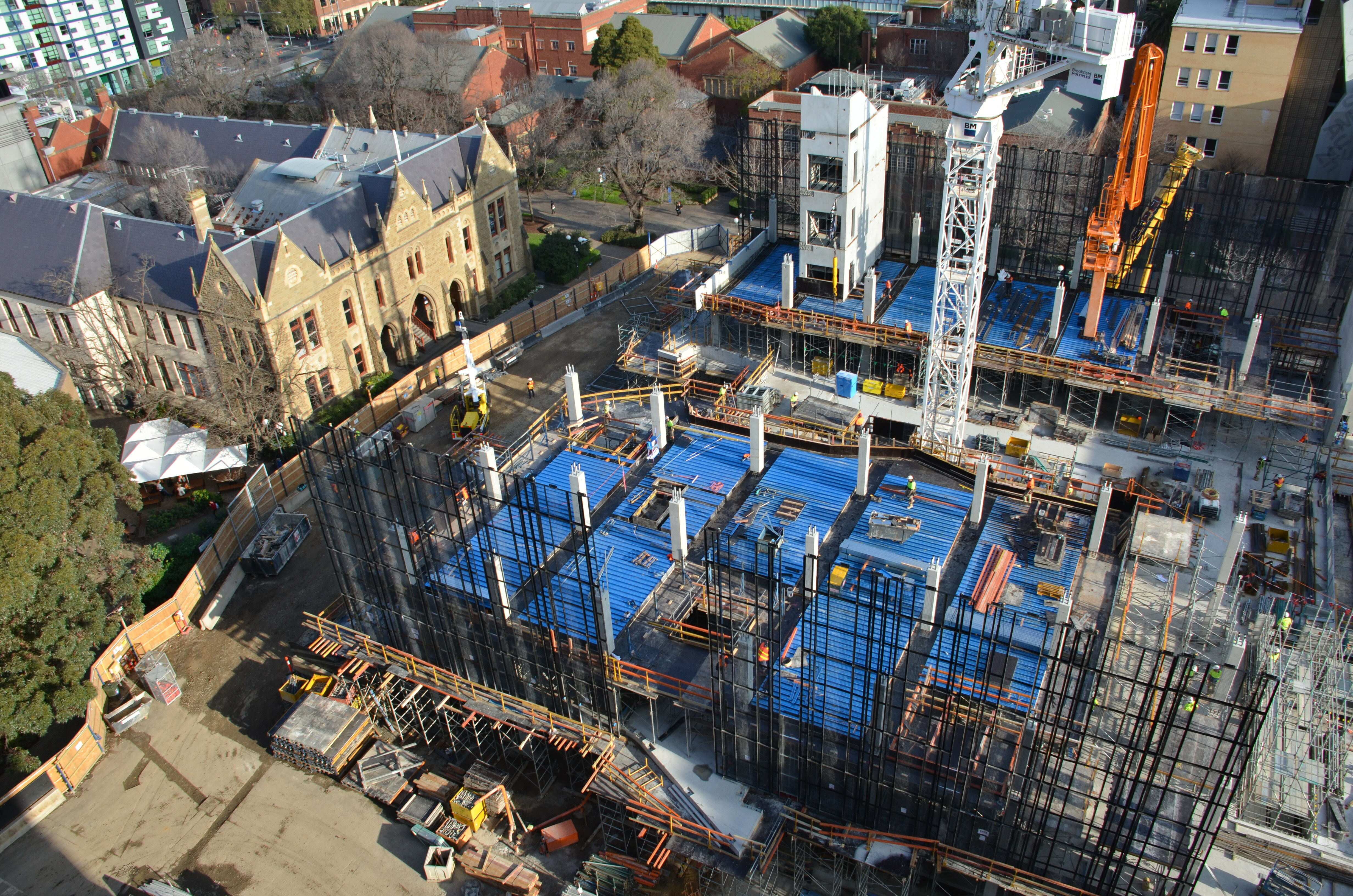 https://archive.abp.unimelb.edu.au/objects/images/Construction/Images/Concrete suspended slabs and beams/Levels 1-5 & formwork/DSC_2210.JPG