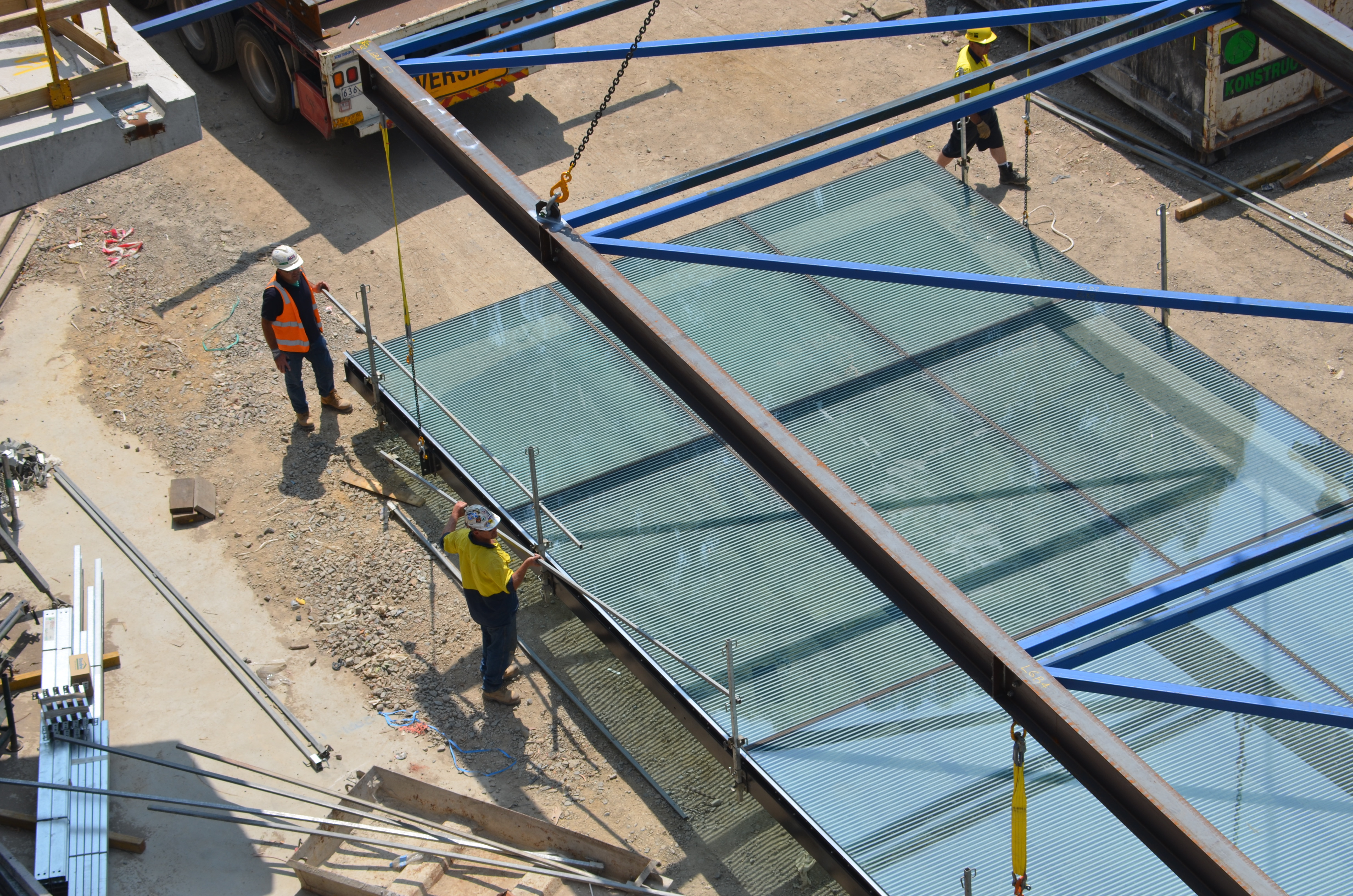 https://archive.abp.unimelb.edu.au/objects/images/Construction/Images/Roof/Glazed atrium roof/Delivery & Installation/DSC_5166.JPG https://archive.abp.unimelb.edu.au/objects/images/Construction/Images/Roof/Glazed atrium roof/Delivery & Installation/DSC_5166.JPG