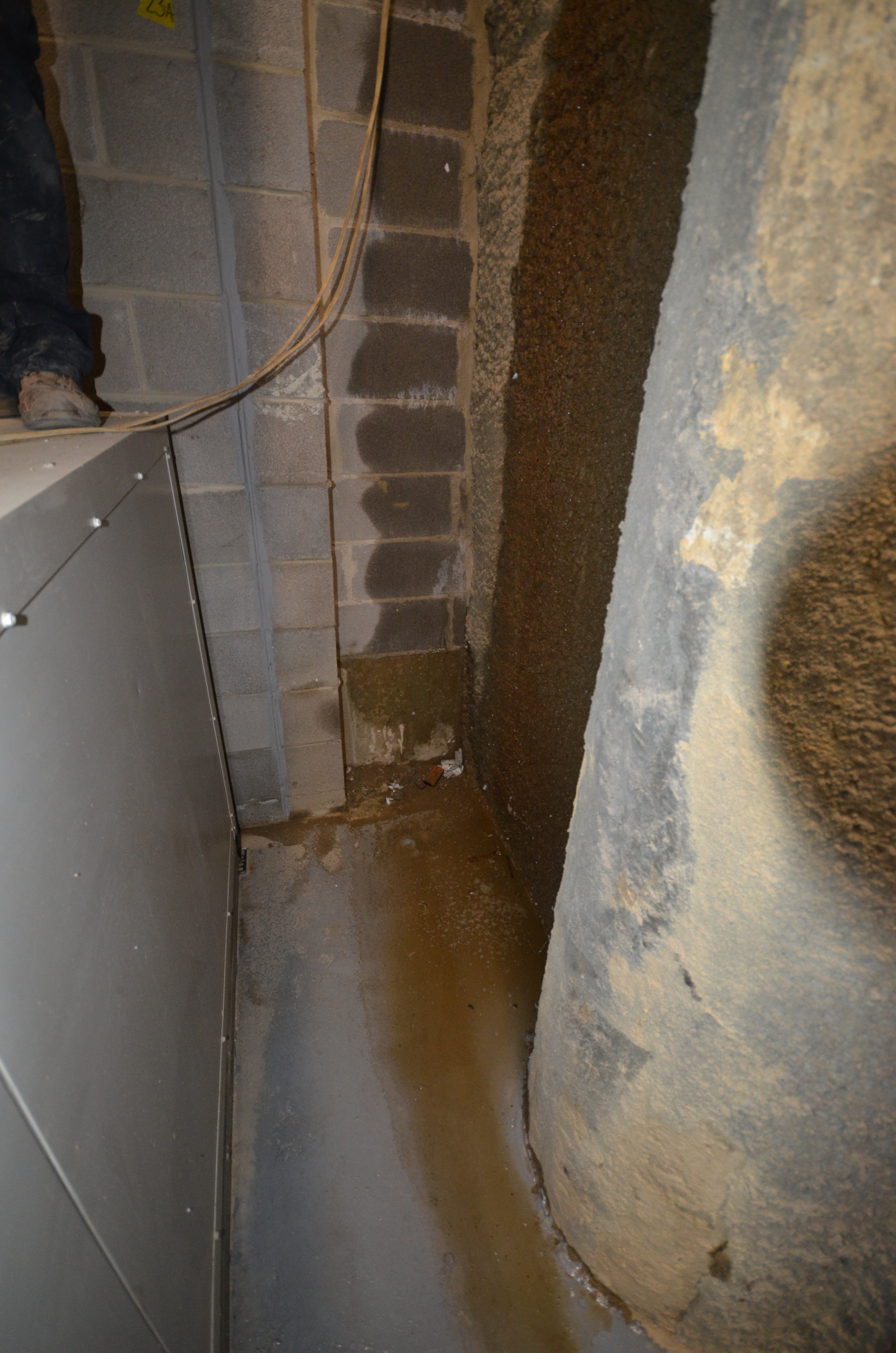https://archive.abp.unimelb.edu.au/objects/images/Construction/Images/Basement/Basement water leaks/Small plantroom basement/DSD_0087.JPG
