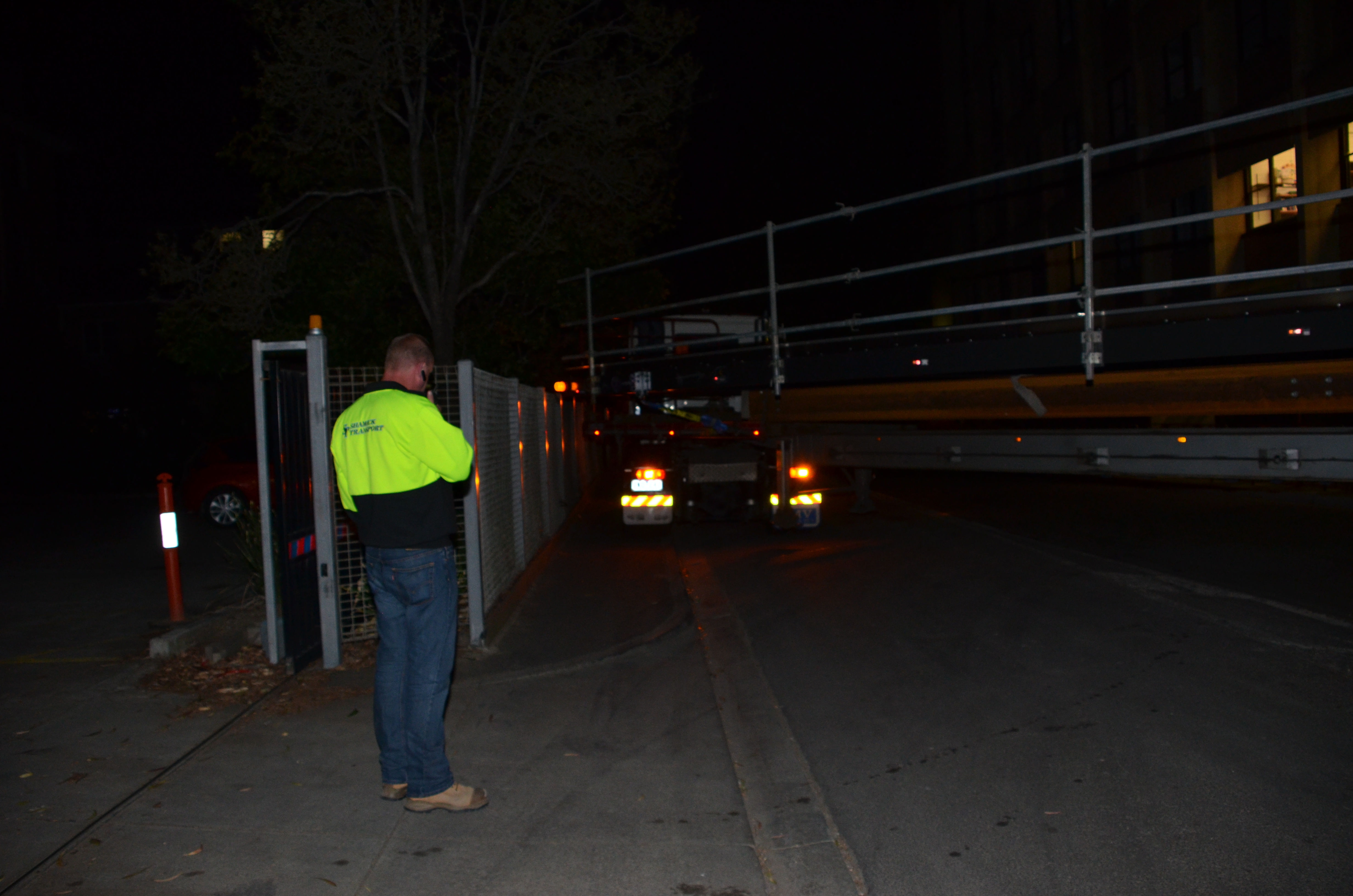 https://archive.abp.unimelb.edu.au/objects/images/Construction/Images/Roof/Glazed atrium roof/Delivery 2.20am 26th Feb 2014/DSC_5735.JPG