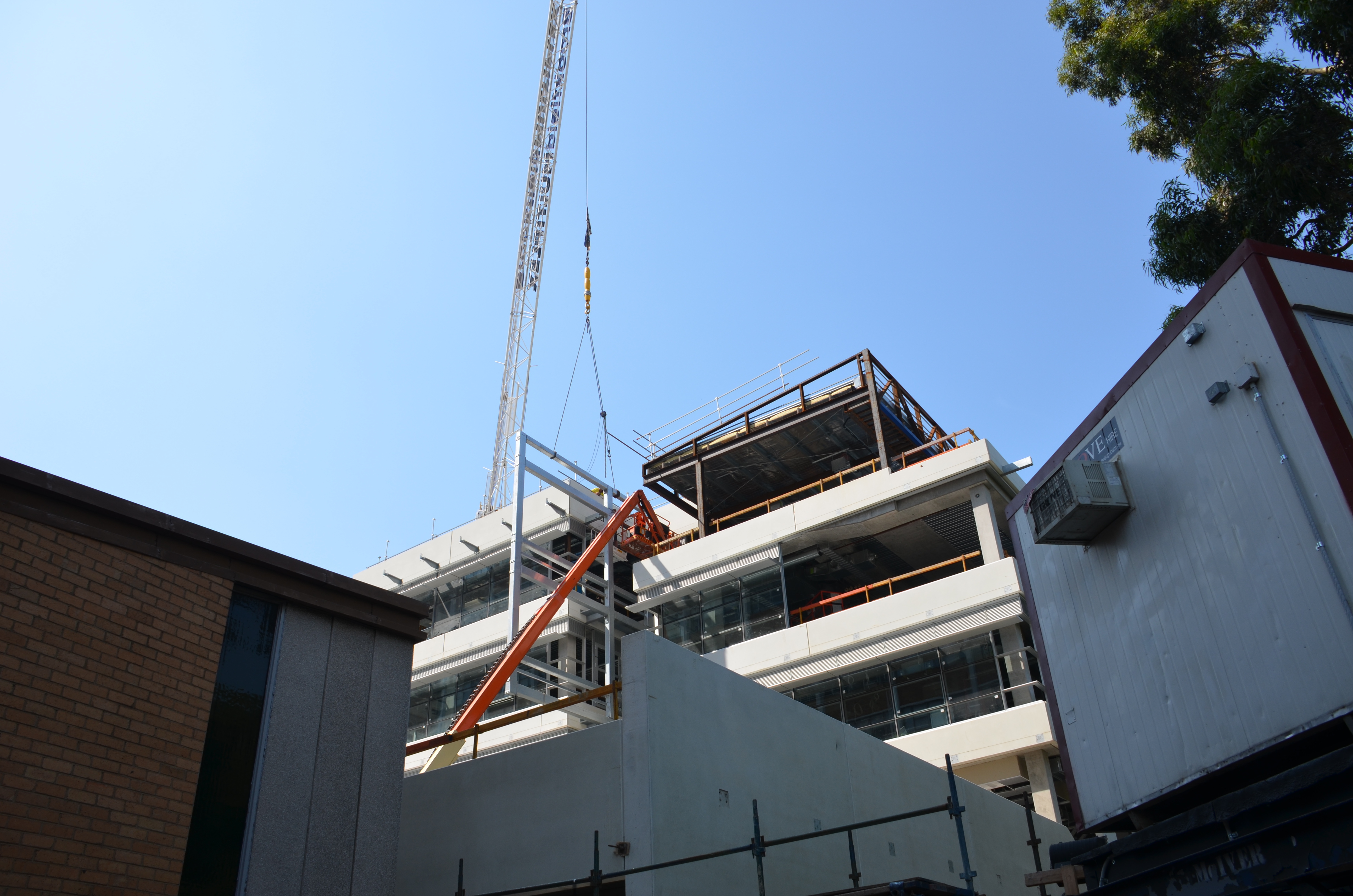 https://archive.abp.unimelb.edu.au/objects/images/Construction/Images/Facades/Zinc screens & access platforms/Support mechanisms/DSC_5155.JPG