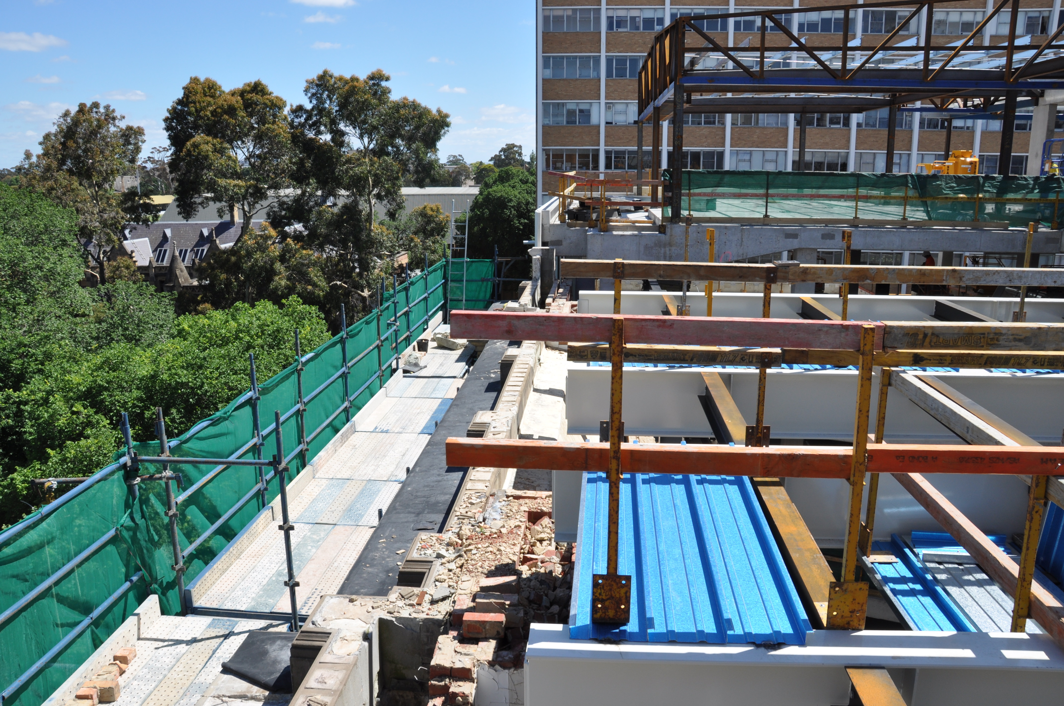 https://archive.abp.unimelb.edu.au/objects/images/Construction/Images/Structural steel/Roof terrace/DSC_4148.JPG