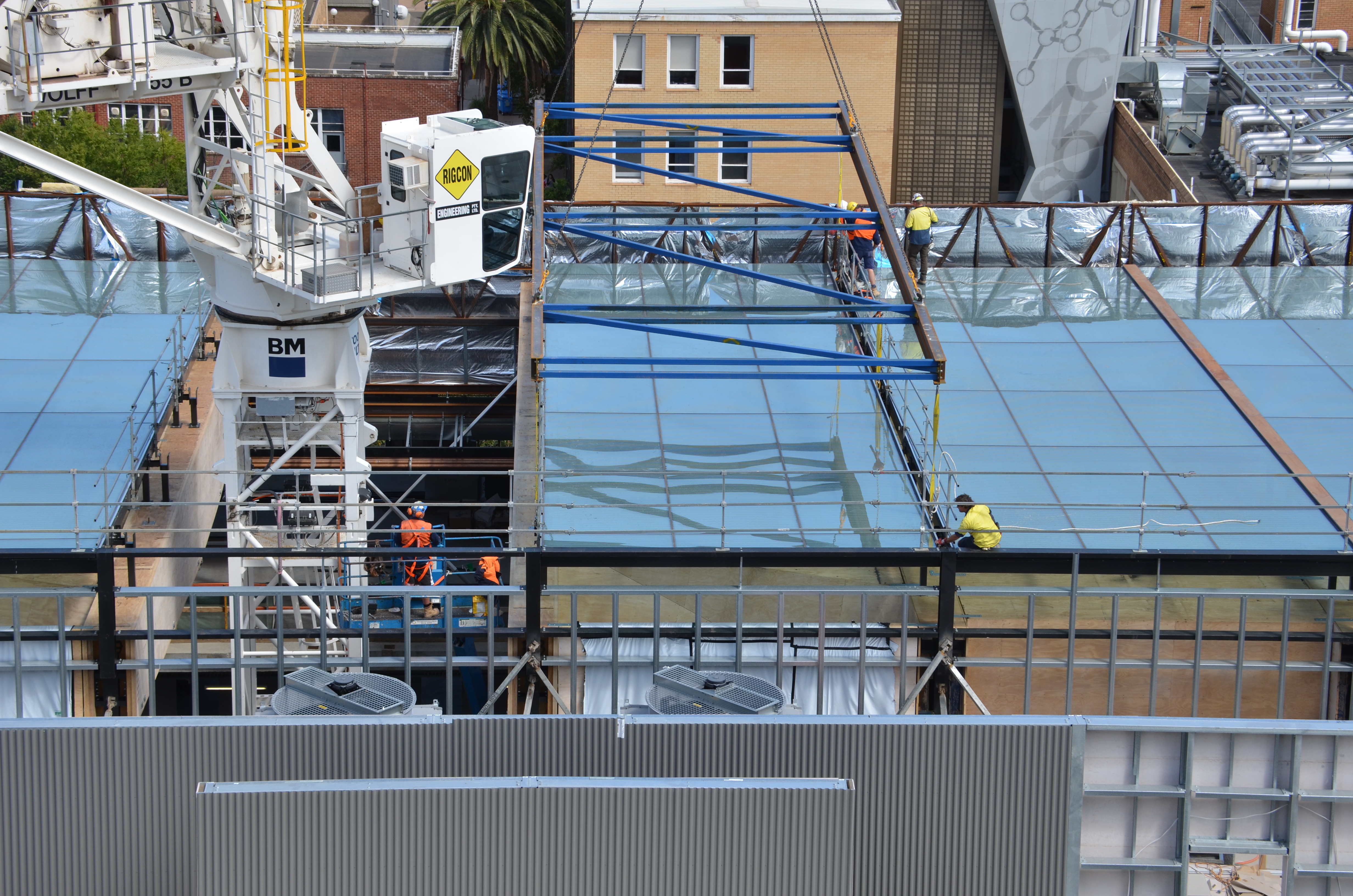 https://archive.abp.unimelb.edu.au/objects/images/Construction/Images/Roof/Glazed atrium roof/Delivery & Installation/DSC_5768.JPG