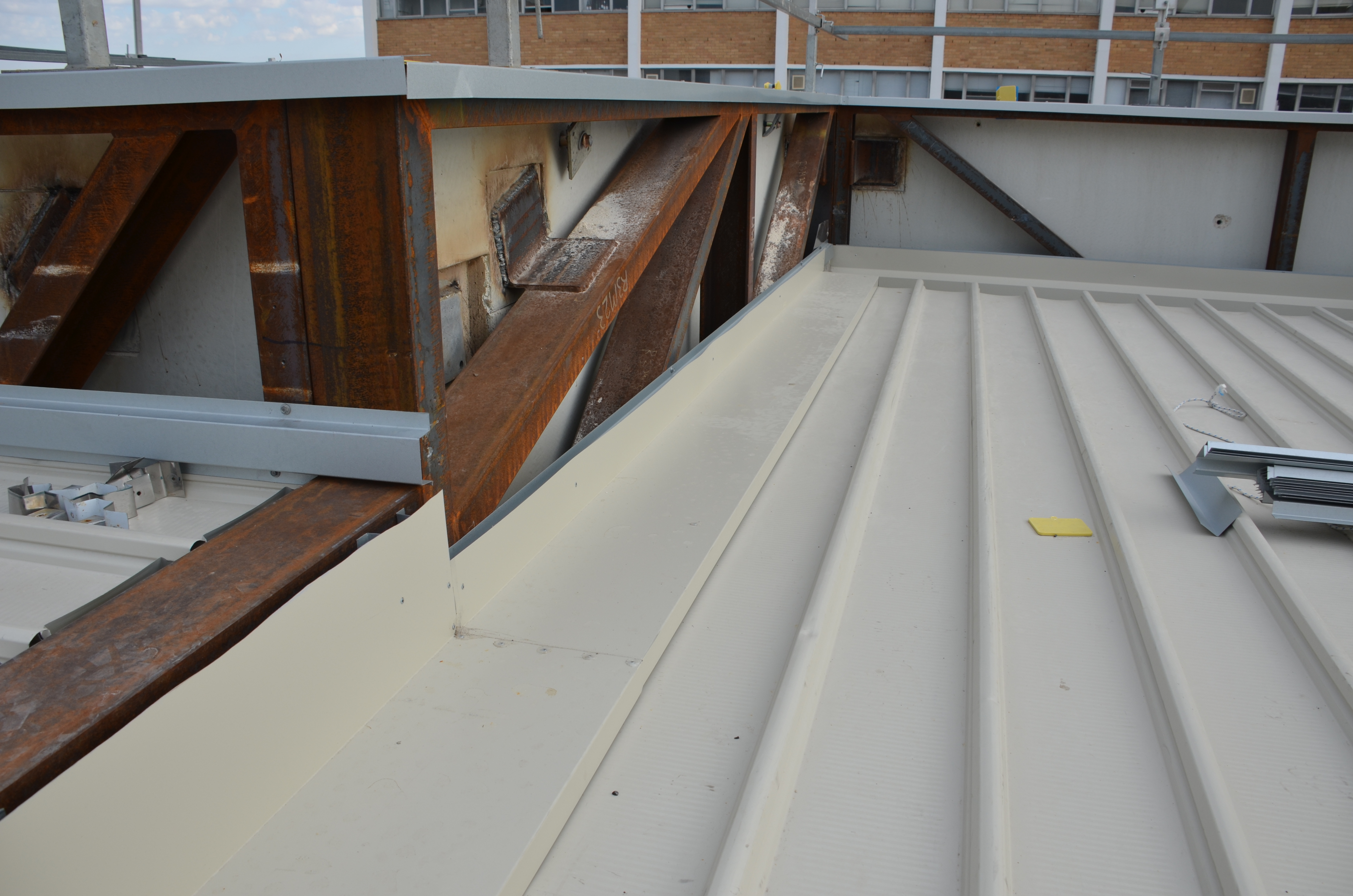 https://archive.abp.unimelb.edu.au/objects/images/Construction/Images/Roof/Roof sheeting, flashings and gutters/DSC_5058.JPG https://archive.abp.unimelb.edu.au/objects/images/Construction/Images/Roof/Roof sheeting, flashings and gutters/DSC_5058.JPG