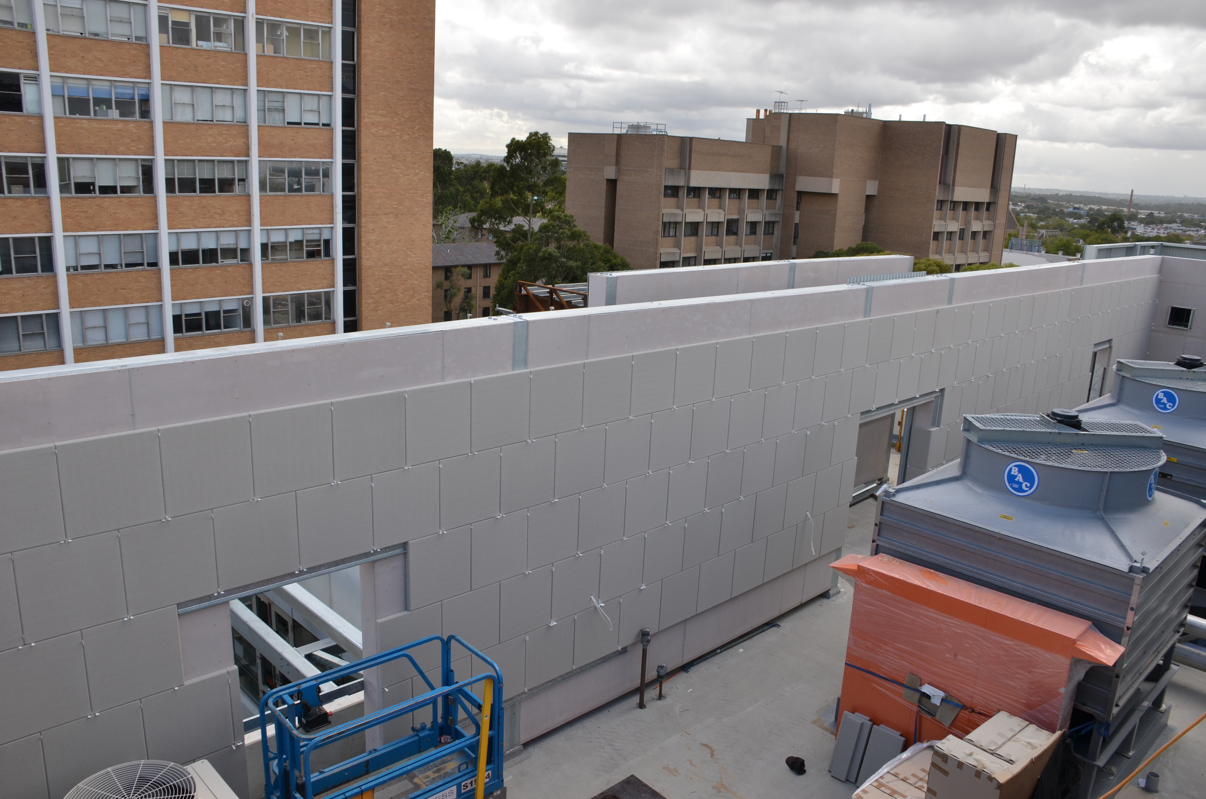 https://archive.abp.unimelb.edu.au/objects/images/Construction/Images/Roof/Plantroom claddings/DSC_5779.JPG