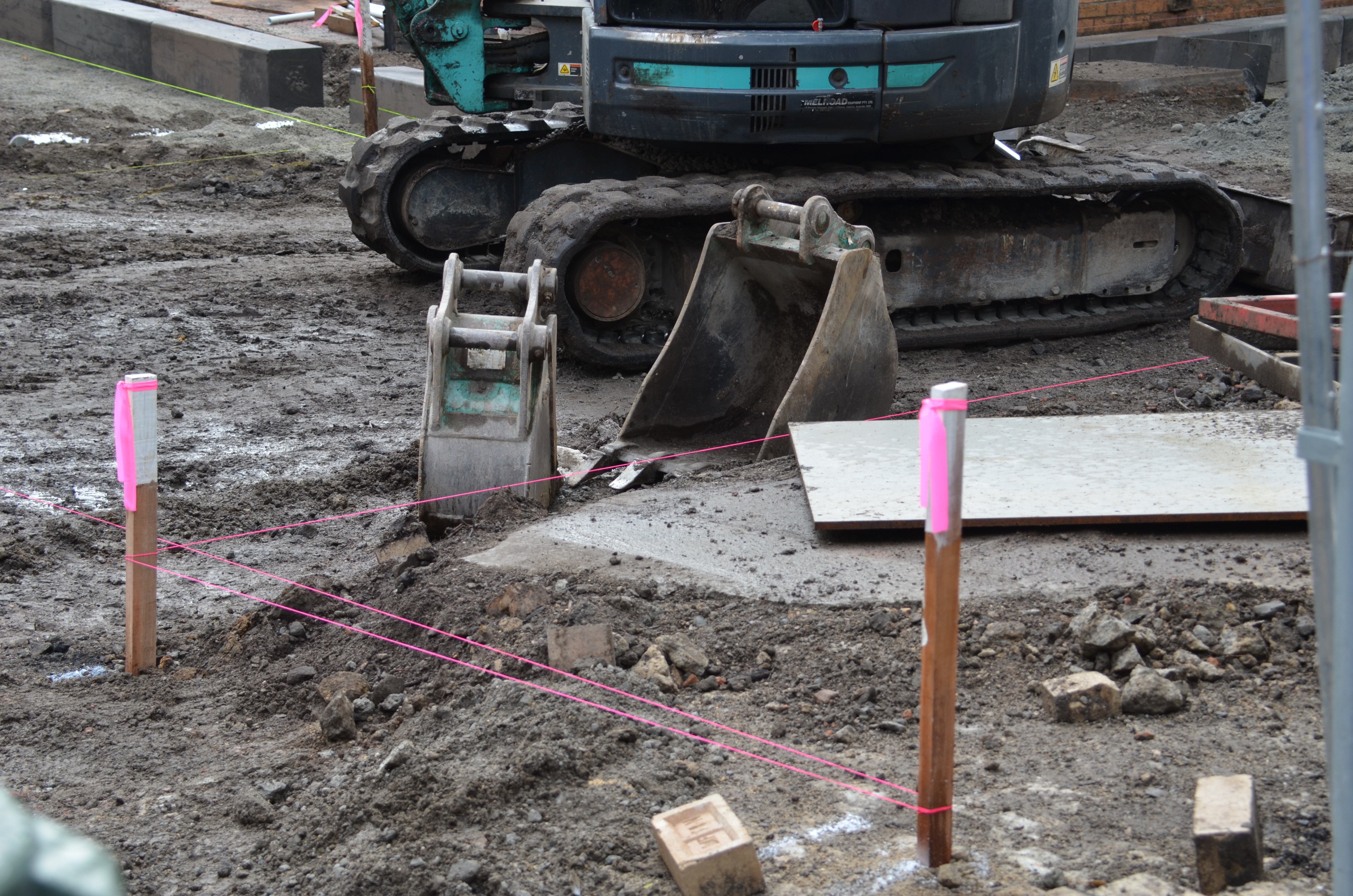 https://archive.abp.unimelb.edu.au/objects/images/Construction/Images/External Works/Bluestone kerbing/DSC_9830.JPG