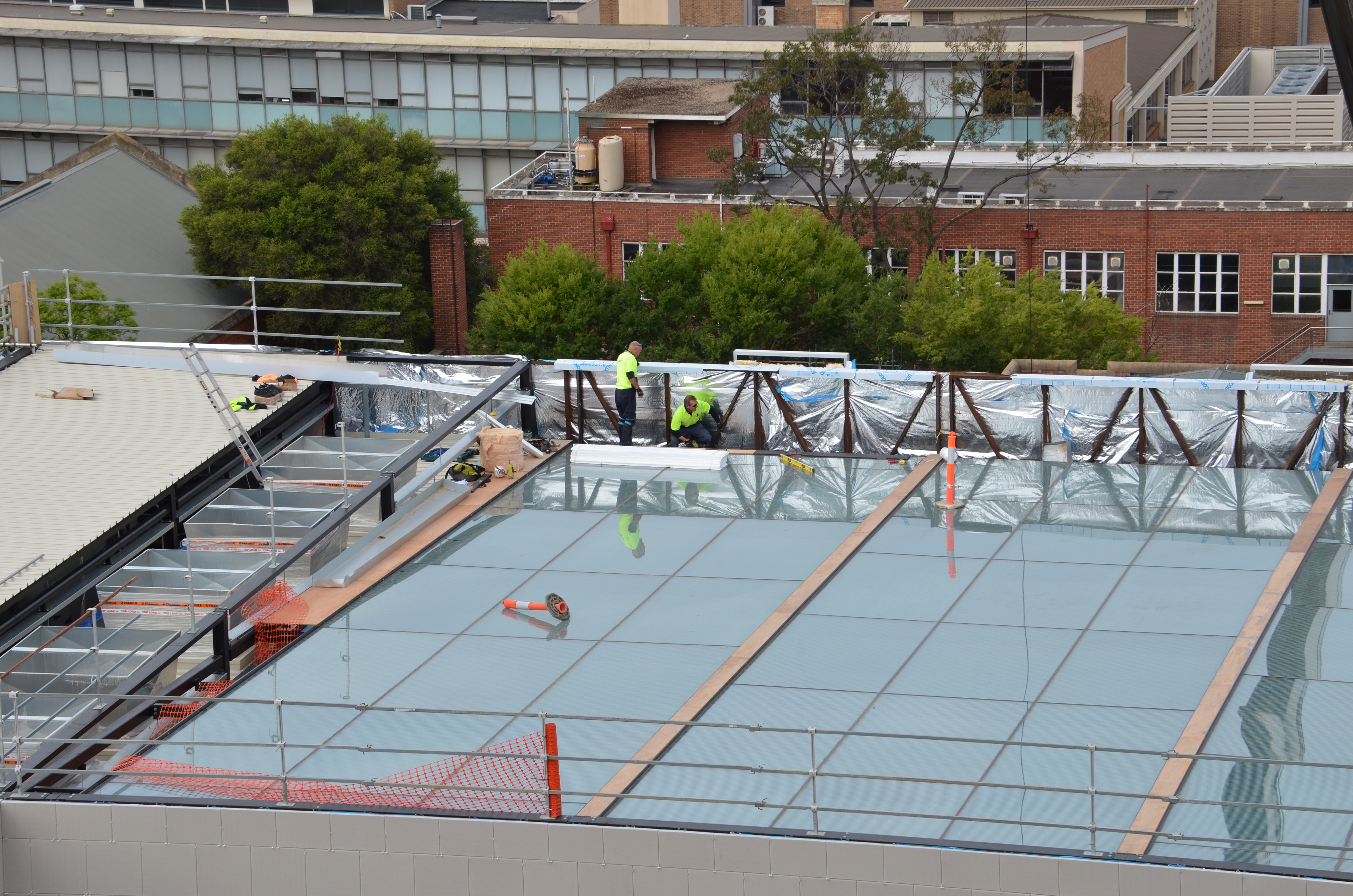 https://archive.abp.unimelb.edu.au/objects/images/Construction/Images/Roof/Glazed atrium roof/Delivery & Installation/DSC_6379.JPG