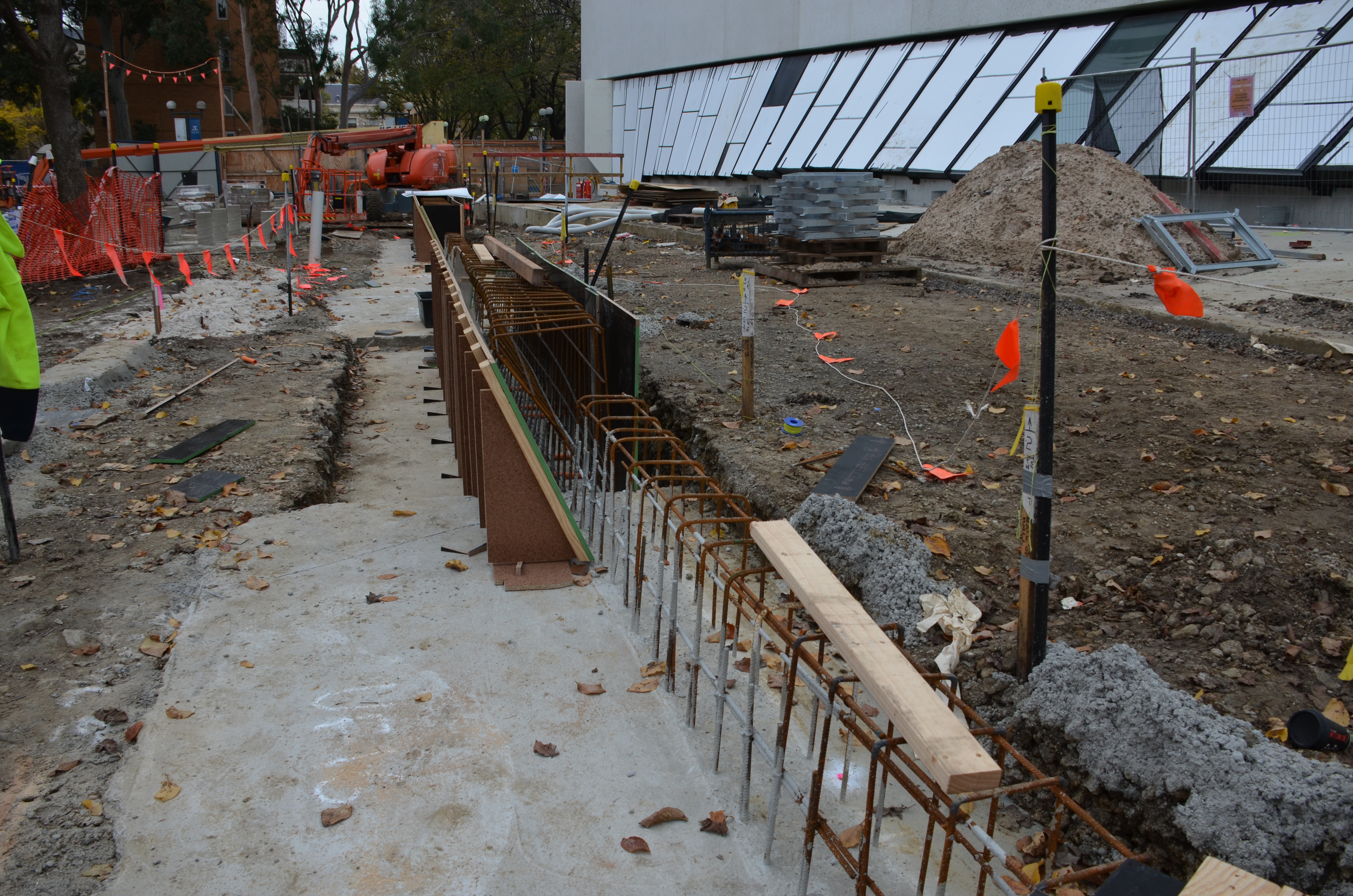 https://archive.abp.unimelb.edu.au/objects/images/Construction/Images/External Works/Precast concrete seating and supports/DSC_8609.JPG