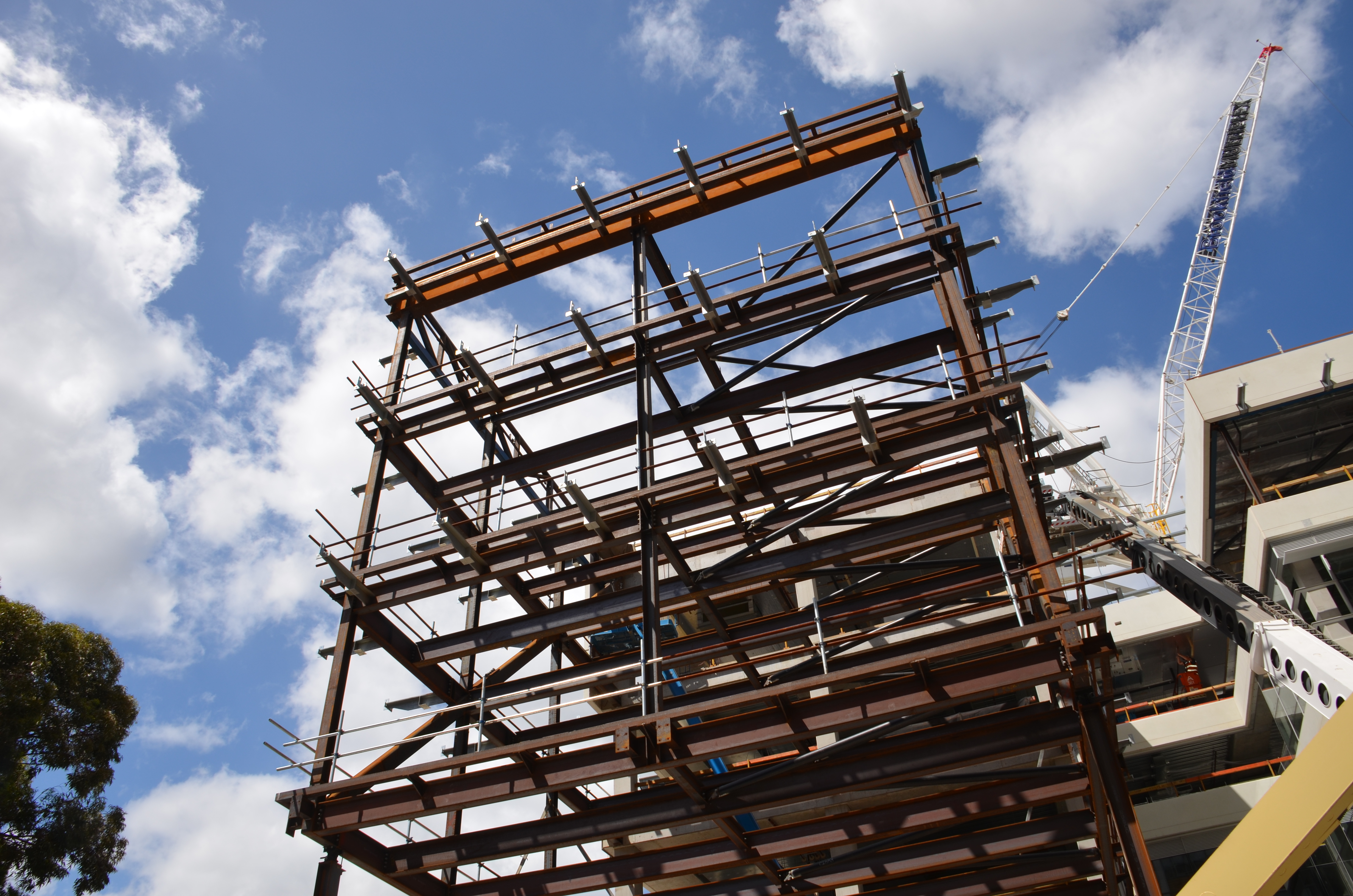 https://archive.abp.unimelb.edu.au/objects/images/Construction/Images/Facades/Zinc screens & access platforms/Support mechanisms/DSC_4912.JPG