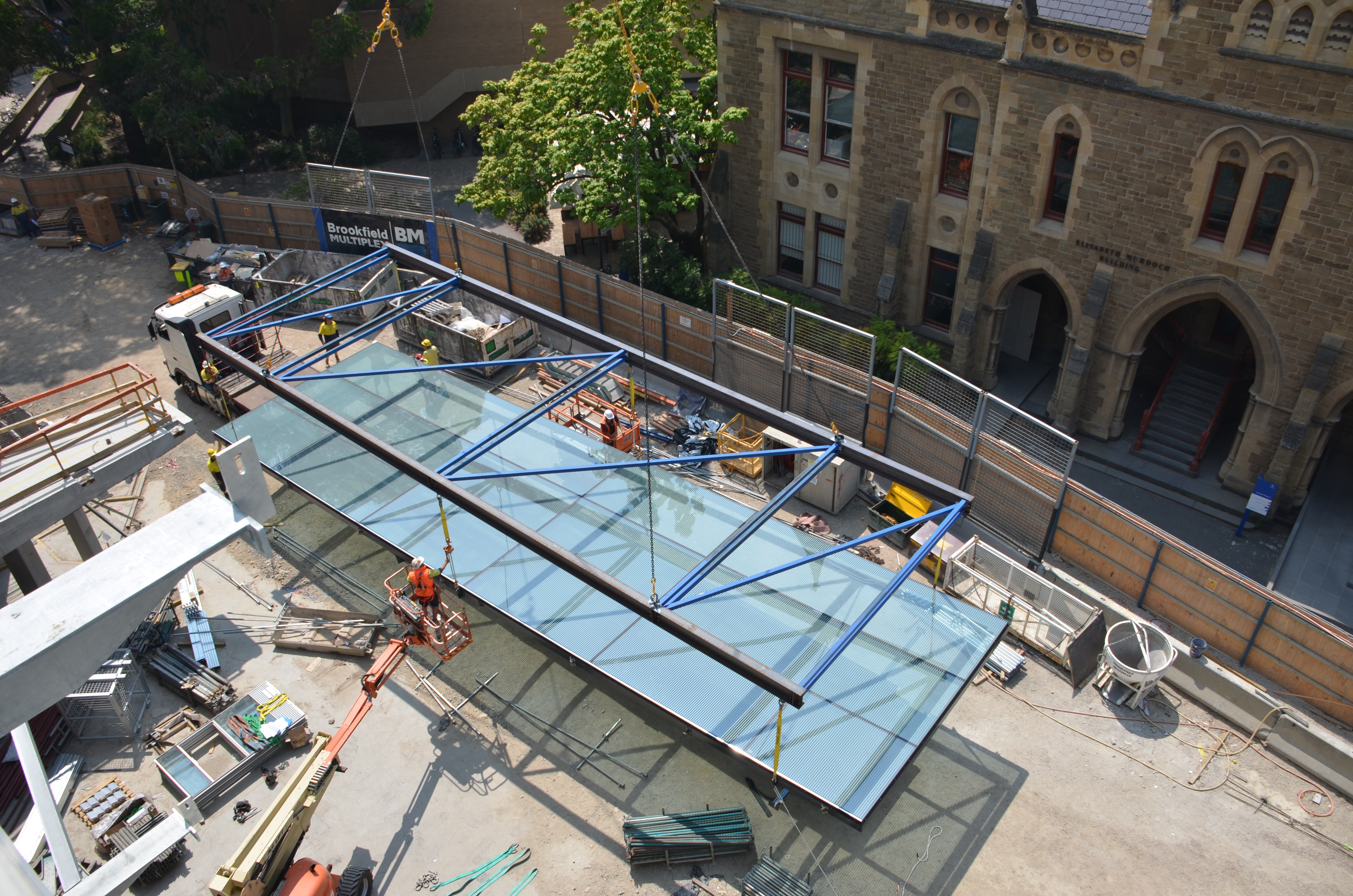 https://archive.abp.unimelb.edu.au/objects/images/Construction/Images/Roof/Glazed atrium roof/Delivery & Installation/DSC_5159.JPG