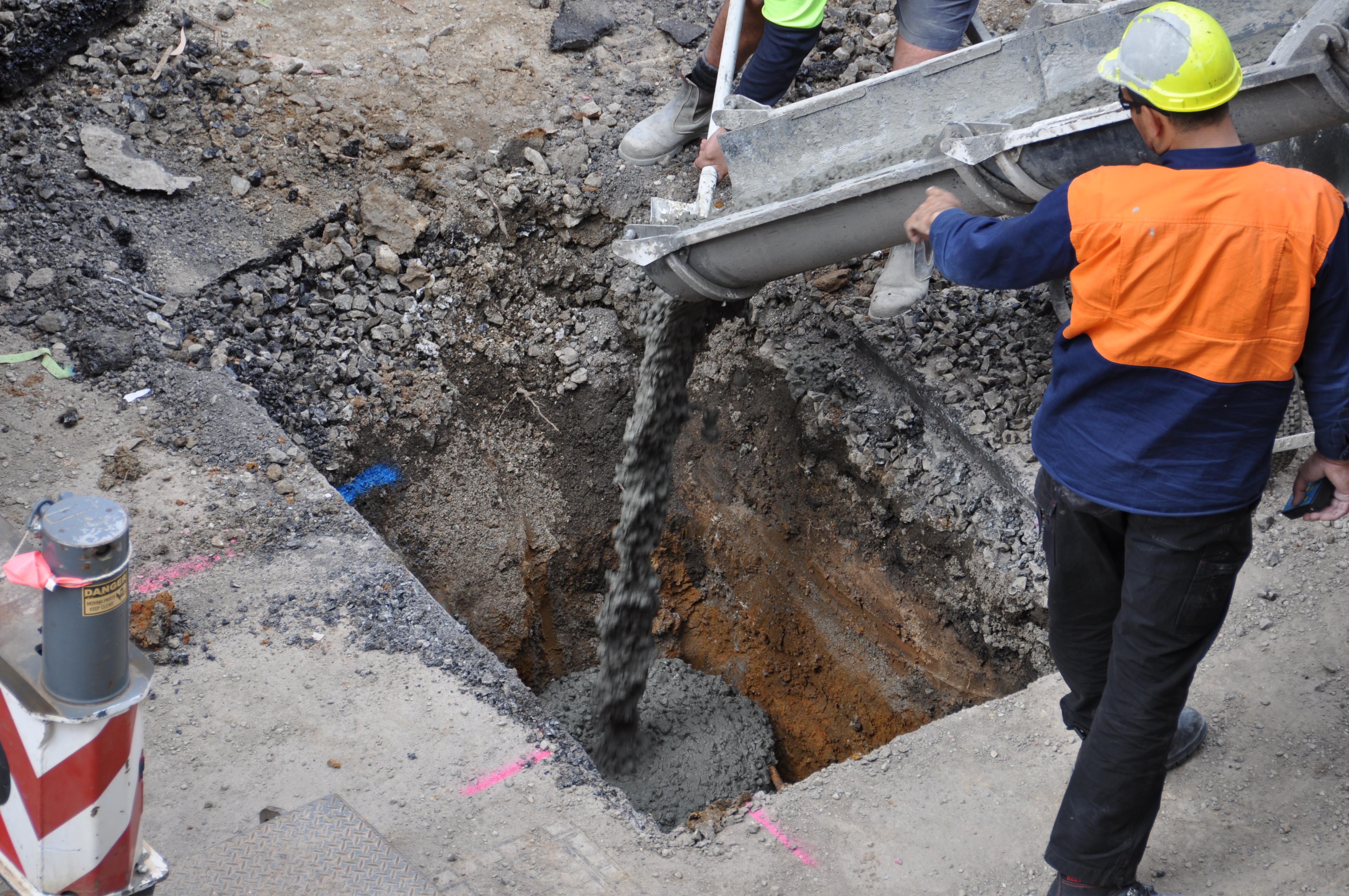 https://archive.abp.unimelb.edu.au/objects/images/Construction/Images/Structural steel/Cantilever/Footings and fabrication & delivery/DSC_4089.JPG