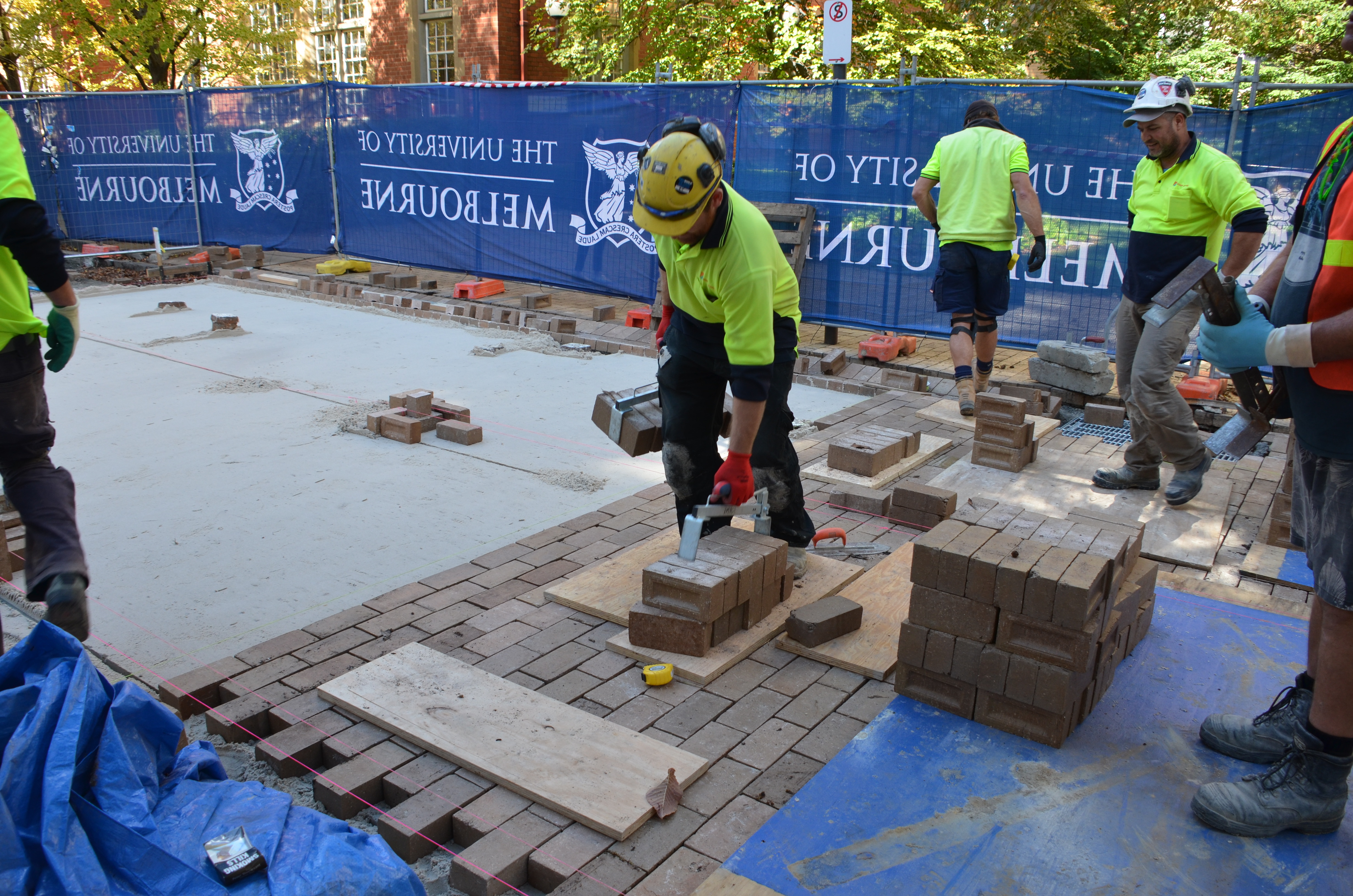 https://archive.abp.unimelb.edu.au/objects/images/Construction/Images/External Works/Brick paving & brick walls/DSC_7401.JPG