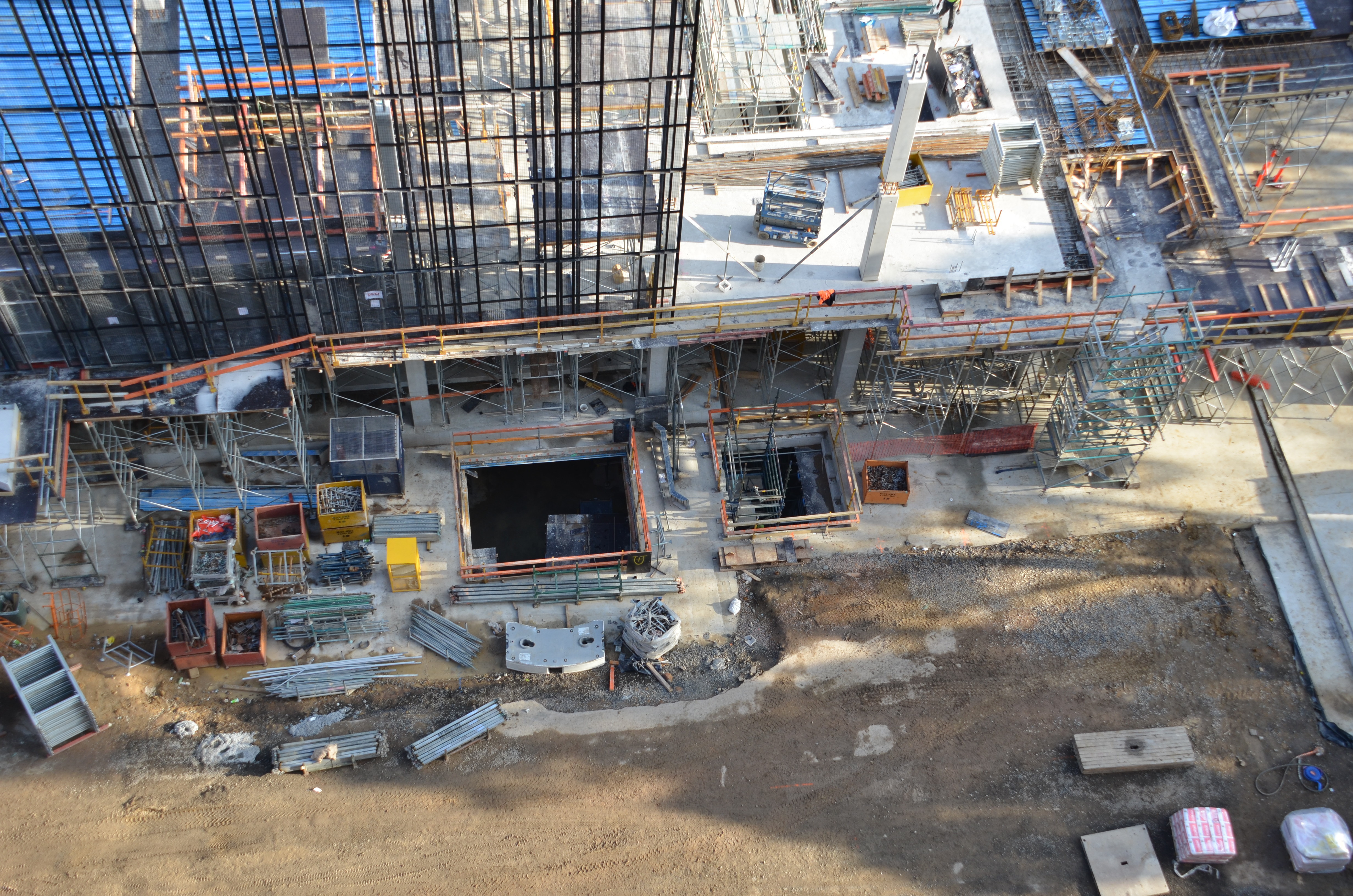 https://archive.abp.unimelb.edu.au/objects/images/Construction/Images/Concrete suspended slabs and beams/Formwork stripping/DSC_2216.JPG